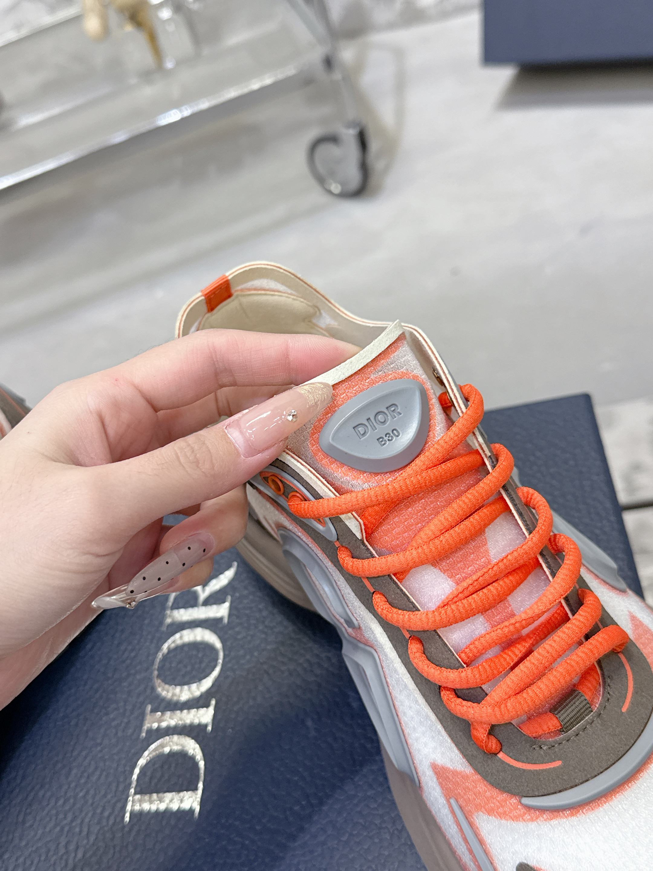 Dior B30 Countdown テクノロジー スニーカー 高級感あふれるデザイン