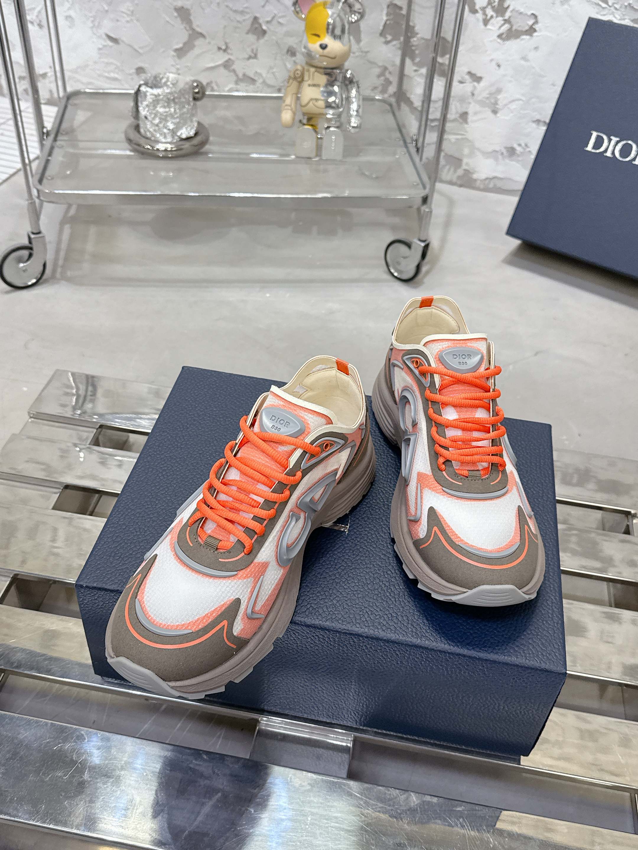 Dior B30 Countdown テクノロジー スニーカー 高級感あふれるデザイン