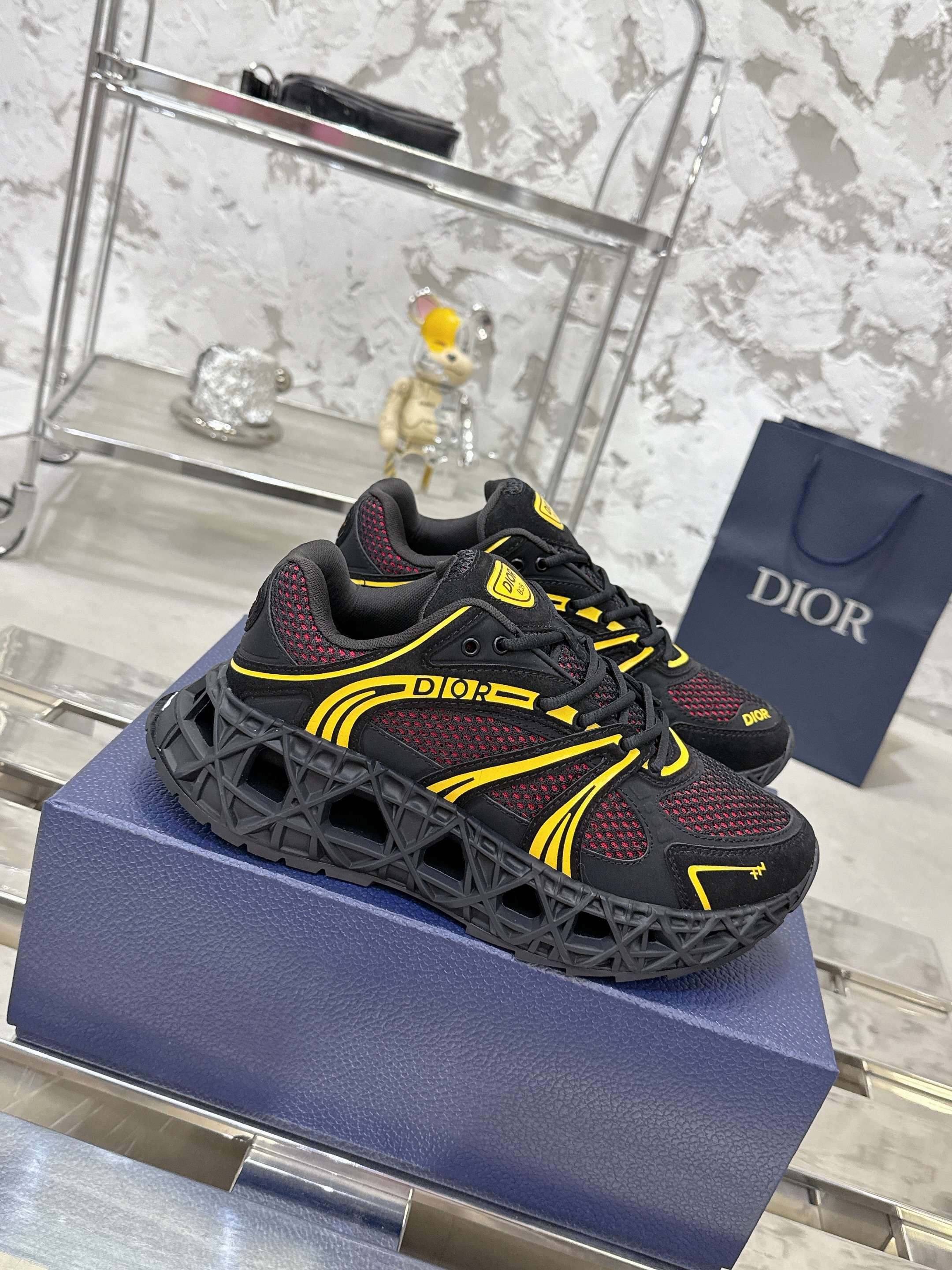 NO:886685,Top version!  !  !  Dior (B35) Spring and Summer Luxury Tribe DIOR spring and summer men's show, the show was held at the Valle de Grasse School in Paris. Kim Jones drew inspiration from the works of South African artist Hylton Nel. The shoe details, clog soles and tribal elements, cleverly combine luxury craftsmanship and practicality, with fresh childlike charm and bright temperament, creating a new season hot spot. Dior KAWA Dior co-branded, casual sports shoes, with Dior  A reinterpretation of running shoes in a high-end style. The B35 is made of fine-textured leather and mesh fabric materials. It can be worn in all seasons, comfortable and breathable. The shoes have multiple lines outlining details and are full of retro three-dimensionality. They can create a casual look all year round!  Fabric cowhide/customized cloth material. Lining: imported breathable mesh lining. Original molded outsole. Size39-46 (38 45 46 customized),, dior, dior, sneakers, cowhide19860909顶级版本！！！ Dior（B35) 春夏奢华部落 DIOR春夏男装大秀,秀场设在一巴黎瓦勒德格拉斯学校,Kim Jones从南非艺术家Hylton Nel的作品中撷取灵感,鞋履细节木屐底及部落元素巧妙糅合奢华工艺与实用性,又带着清新童趣和明媚气质,打造新一季热点.Dior KAWA迪奥联名,休闲运动鞋,以 Dior 的高订风格重新演绎跑步鞋.B35运用了质感细腻的皮革和网眼布面材质拼接而成,四季可穿,舒适透气,鞋身多处线条勾勒细节,复古立体感十足,可全年打造休闲造型！ 面料牛皮/定做布面材质 内里:进口透气网里 大底原版开模大底 Size39-46（38 45 46定做）,,dior,dior,sneakers,cowhide,Men's shoes