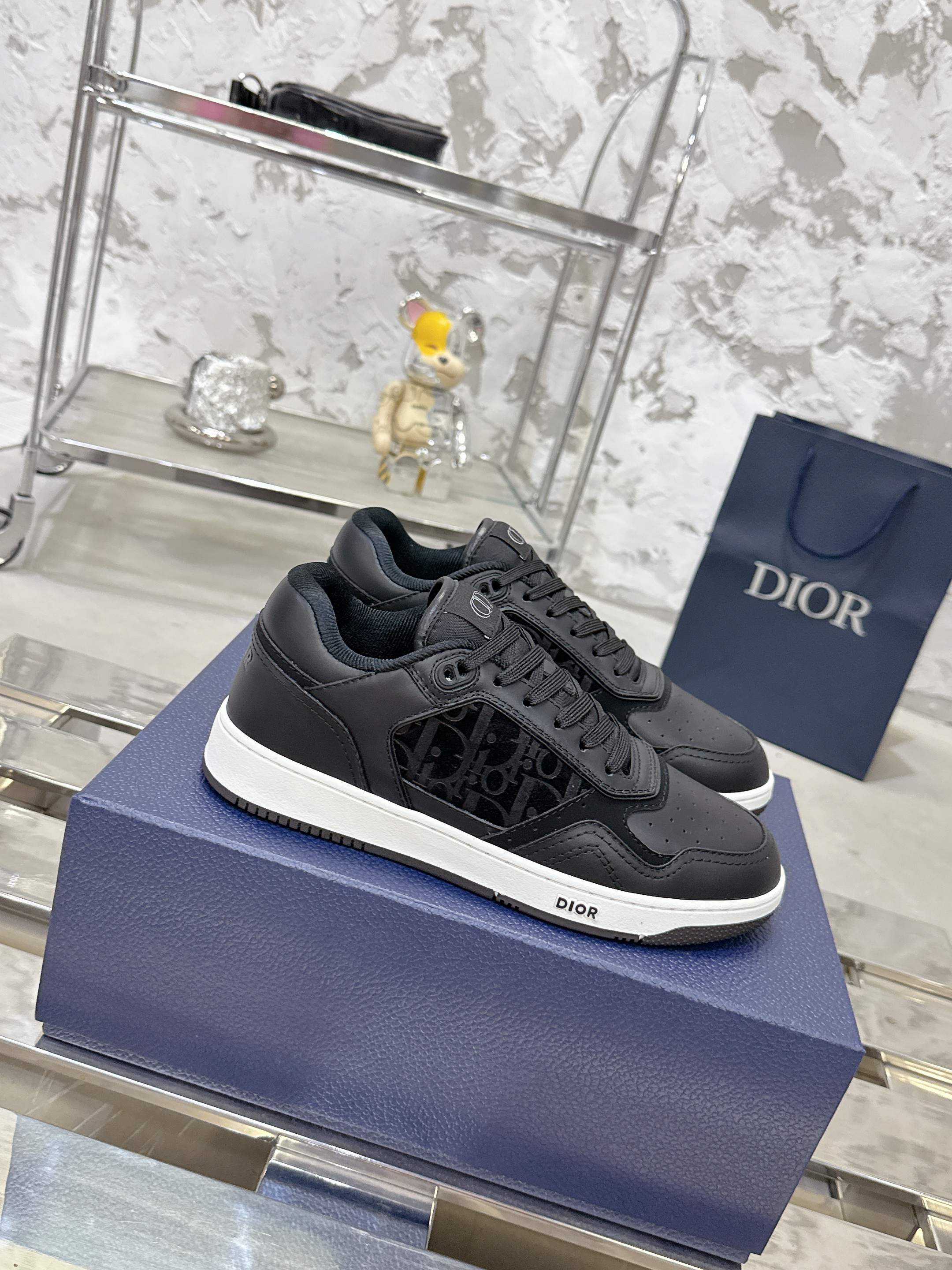 NO:889053,Dior Dior B27 series couple model, presbyopia, stone pattern, casual sneakers, sneakers, original purchase, development and production. This B27 low-top sneaker is a new product in the series, continuing Dior's classic style. It is carefully made of white and gray smooth cow leather, and is decorated with white Oblique Galaxy printed leather panels on the side. 'CD  Icon'-shaped lace eyelets are clever and exquisite, and the two-color rubber soles, rear collar and heel are all equipped with brand signature details to enhance the style. Fashionable and versatile, it can add luster to various looks. Exquisite packaging at the delivery counter. Fabric original custom calfskin + Oblique prefabricated fabric. Customized breathable lining. Original molded TPU combination outsole. Sole thickness 3CM. Size women's size 35-41 /  Men's size 38-46, casual shoes/sports shoes, dior, dior, sneakers, cowhide19860909Dior迪奥B27系列 情侣款 老花 石头纹 休闲 运动鞋 板鞋 原版购入开发 做货 这款 B27 低帮运动鞋是该系列新品,延续 Dior 的经典款式.采用白色和灰色光滑牛皮革精心制作,侧面饰以白色 Oblique Galaxy 印花皮革镶片.“CD Icon”造型的鞋带孔眼巧妙精致,双色橡胶鞋底、后侧鞋口和鞋跟处均带有品牌标志性细节,提升格调.时尚百搭,可为各式造型增光添彩. 配送专柜精美包装 面料原版定制小牛皮+ Oblique老花布 内里定制透气内里 大底原版开模TPU组合大底 底厚3CM Size女码35-41 / 男码38-46,休闲鞋/运动鞋,dior,dior,sneakers,cowhide,Women's Shoes