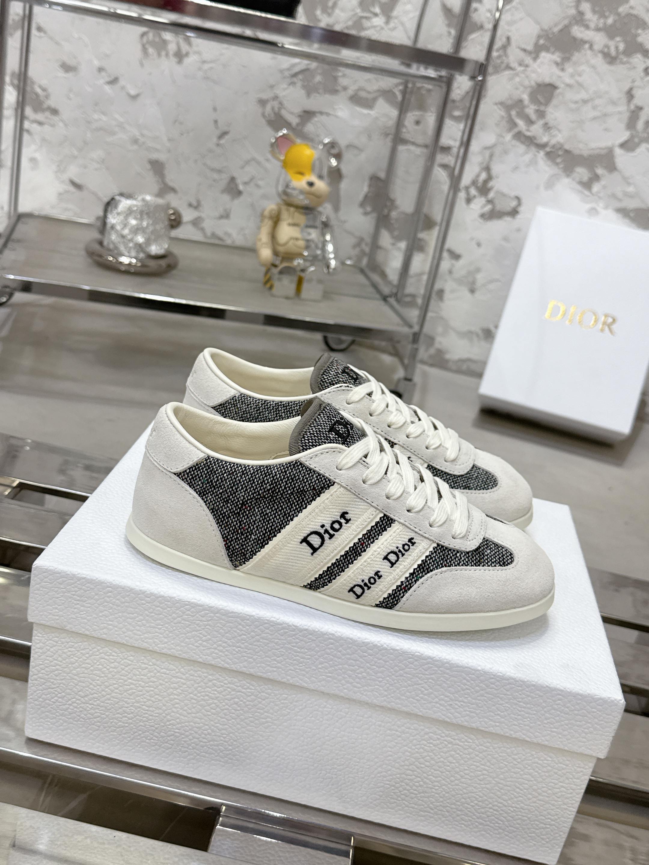 NO:889033,Top version!  !  !  Dior Dior's latest Ribbon series Casual sneakers Virtue shoes Forrest shoes This Dior Ribbon sneaker is carefully designed by Jonathan Anderson to reinterpret Dior's heritage with a striking silhouette showing retro charm. The upper cleverly combines technical fabrics and suede cow leather, decorated with Dior signature ribbons, paying tribute to the classic J'Adior design with a contemporary atmosphere, injecting graphic style and haute couture style into the shoes, highlighting the elegance. Beautiful packaging at the delivery counter  The fabric is original and customized imported first-layer cowhide, the lining is original and customized soft sheepskin lining, the outsole is made of original molded non-slip TPU material, sole thickness 2CM, size women's 35-41, casual shoes/sports shoes, dior, dior, sneakers, cowhide, sheepskin19860909顶级版本！！！ Dior迪奥 最新Ribbon系列 休闲 运动鞋 德训鞋 阿甘鞋 这款 Dior Ribbon 运动鞋由乔纳森安德森（onathan Anderson）精心设计,以展现复古魅力的醒目廓形焕新诠释 Dior 传承.鞋面巧妙结合科技面料与绒面牛皮革,饰以 Dior 标志饰带,以当代气息致敬经典的J'Adior 设计,为鞋款注入图形风格与高订风范,彰显典雅气质 配送专柜精美包装 面料原版定制进口头层牛皮 内里原版定制柔软羊皮里 大底原版开模防滑TPU材质 底厚2CM Size女款35-41,休闲鞋/运动鞋,dior,dior,sneakers,cowhide,sheepskin,Women's Shoes