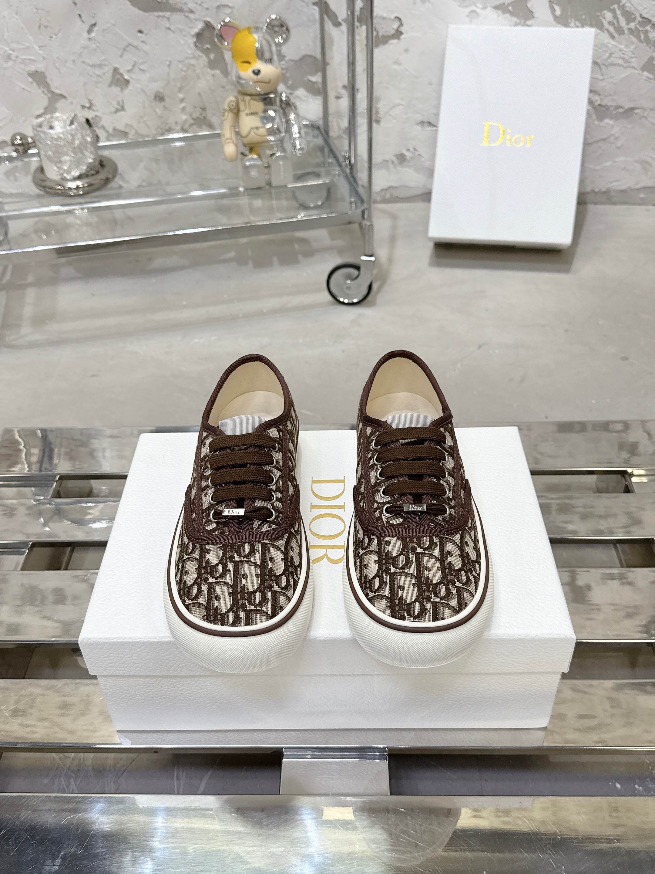 NO:886658,Top version!  !  !  Dior Saltwind Series Retro Presbyopia Lace Canvas Shoes Couple Casual Sneakers Sneakers This Dior Saltwind sneaker designed by Jonathan Anderson is fashionable and chic, a new interpretation of the classic nautical style shoe. Decorated with Oblique prints, embellished with white lace to enhance the style, with round toe and grosgrain topstitch details, unique, lightweight and comfortable, it is Dior  A new classic item. It can be matched with all kinds of men's or women's styles, showing a fashionable and simple style. Exquisite packaging at the delivery counter. Fabric: Original customized high-density canvas material. Customized high-density canvas inside. Original molded non-slip rubber sole. Bottom thickness 3.5CM. Size: Women's 35-46 (Female 40 41 Men's 38 45 46 customized), dior, dior, sneakers19860909顶级版本！！！ Dior迪奥 Saltwind 系列 复古 老花 蕾丝 帆布鞋 情侣款 休闲 运动鞋 板鞋 这款乔纳森·安德森 (Jonathan Anderson) 设计的 Dior Saltwind 运动鞋时尚别致,全新演绎经典航海风鞋款.饰以 Oblique 印花,点缀以白色蕾丝提升格调,搭配圆形鞋头和罗缎缉面线细节,别具一格,款式轻盈舒适,是 Dior 的全新经典单品.可与各式男装或女装造型搭配,彰显时尚简约的风范 配送专柜精美包装 面料: 原版定制高密度帆布材质 内里定制高密度帆布 鞋底原版开模防滑橡胶材质 底厚3.5CM Size : 女款35-46（女40 41男38 45 46定制）,,dior,dior,sneakers,Men's shoes