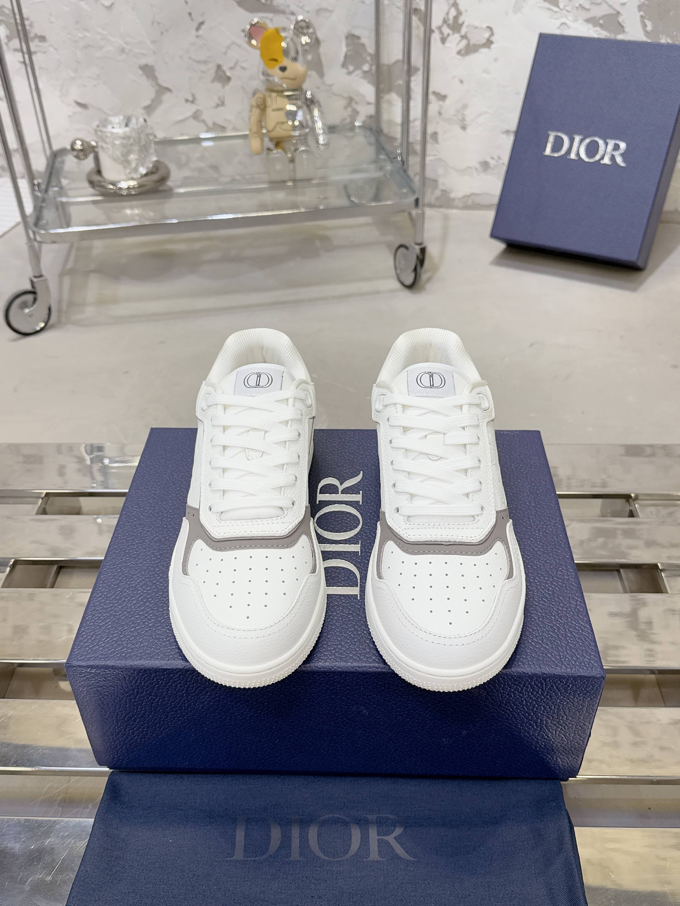 NO:954816,Dior Dior B27 series couple model, presbyopia, stone pattern, casual sneakers, sneakers, original purchase, development and production. This B27 low-top sneaker is a new product in the series, continuing Dior's classic style. It is carefully made of white and gray smooth cow leather, and is decorated with white Oblique Galaxy printed leather panels on the side. 'CD  Icon'-shaped shoelace eyelets are clever and exquisite, and the two-color rubber sole, rear collar and heel are all equipped with brand signature details to enhance the style. Fashionable and versatile, it can add luster to various looks. Exquisite packaging at the delivery counter. Fabric: Original custom calfskin + Oblique prefabricated fabric. Customized breathable lining. Original molded TPU combination outsole. Bottom thickness: 3CM. Size women's size 35-41 /  Men's size 38-46,,dior,dior,sneakers,cowhide19860909Dior迪奥B27系列 情侣款 老花 石头纹 休闲 运动鞋 板鞋 原版购入开发 做货 这款 B27 低帮运动鞋是该系列新品,延续 Dior 的经典款式.采用白色和灰色光滑牛皮革精心制作,侧面饰以白色 Oblique Galaxy 印花皮革镶片.“CD Icon”造型的鞋带孔眼巧妙精致,双色橡胶鞋底、后侧鞋口和鞋跟处均带有品牌标志性细节,提升格调.时尚百搭,可为各式造型增光添彩. 配送专柜精美包装 面料原版定制小牛皮+ Oblique老花布 内里定制透气内里 大底原版开模TPU组合大底 底厚3CM Size女码35-41 / 男码38-46,,dior,dior,sneakers,cowhide,Men's shoes