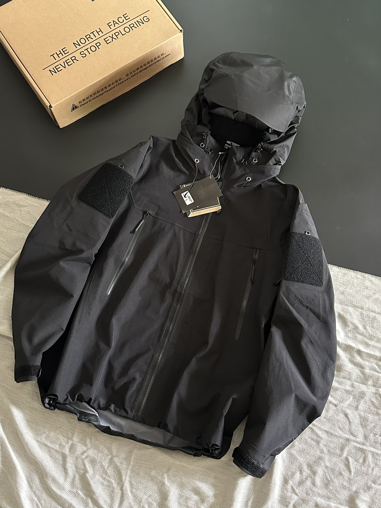 NO:530772,Top version of military bird jacket, (mainly recommended ARC'TERYX | LEAF Military Bird·Archaew Bird Hall-level single product Top-level Leaf Cold Windproof Waterproof Jacket 'LEAF' is the Arc'TERYBEIJING BLOOD military line - commonly known as military bird, it is mainly aimed at law enforcement forces, and is also the top product in the high-end, which is more functional than ordinary birds. Hard shell soft shell surface material splicing, among which the windproof fabric surface has been DWR processed, professional details are ingeniously made, and hundreds of ways of making processes. It can be seen from the naked eye, and all are details. The external pockets are waterproof zippers. The hat can be stored. The head hat is compatible with goggles. The loose fittings are loose fittings. Color black khaki green gray camouflage Size S-2XL, arc'teryx,hats,alexander wang19860909顶级版本军鸟冲锋衣,（主推让利ARC'TERYX｜LEAF 军鸟·始祖鸟殿堂级单品 顶级Leaf Cold 防风防水冲锋衣 “LEAF”是始祖鸟军品线—俗称军鸟,主要针对执法部队,更是高端中的顶级产品,相对于普通鸟更具功能性. 硬壳软壳面 料拼接其中 防风面料表面经过 DWR处理 专业细节匠心制作、百来道制作工序.肉眼可见,皆是 细节. 外部口袋均使用防水拉链 帽子可收纳,头部帽子兼容风镜宽松版型宽松版型 颜色黑色 卡其绿 灰色 迷彩 尺码S-2XL,arc'teryx,hats,alexander wang,Men's clothing