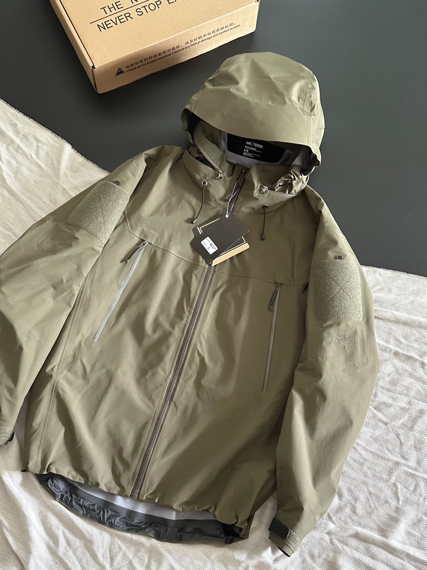 NO:530774,Top version of military bird jacket, (mainly recommended ARC'TERYX | LEAF Military Bird·Archaew Bird Hall-level single product Top-level Leaf Cold Windproof Waterproof Jacket 'LEAF' is the Arc'TERYBEIJING BLOOD military line - commonly known as military bird, mainly targeting the law enforcement forces, and is also the top product in the high-end, which is more functional than ordinary birds. Hard shell soft shell surface material splicing, among which the windproof fabric surface has been DWR processed, professional details are ingeniously made, and hundreds of production processes are visible to the naked eye, all of which are details. The external pockets are waterproof zippers. The hat can be stored, and the head hat is compatible with goggles. Loose style loose style. Color black khaki green gray Size s-2xl,arc'teryx,hats,alexander wang19860909顶级版本军鸟冲锋衣,（主推让利ARC'TERYX｜LEAF 军鸟·始祖鸟殿堂级单品 顶级Leaf Cold 防风防水冲锋衣 “LEAF”是始祖鸟军品线—俗称军鸟,主要针对执法部队,更是高端中的顶级产品,相对于普通鸟更具功能性. 硬壳软壳面 料拼接其中 防风面料表面经过 DWR处理 专业细节匠心制作、百来道制作工序.肉眼可见,皆是 细节. 外部口袋均使用防水拉链 帽子可收纳,头部帽子兼容风镜宽松版型宽松版型 颜色黑色 卡其绿 灰色 尺码s-2xl,arc'teryx,hats,alexander wang,Men's clothing