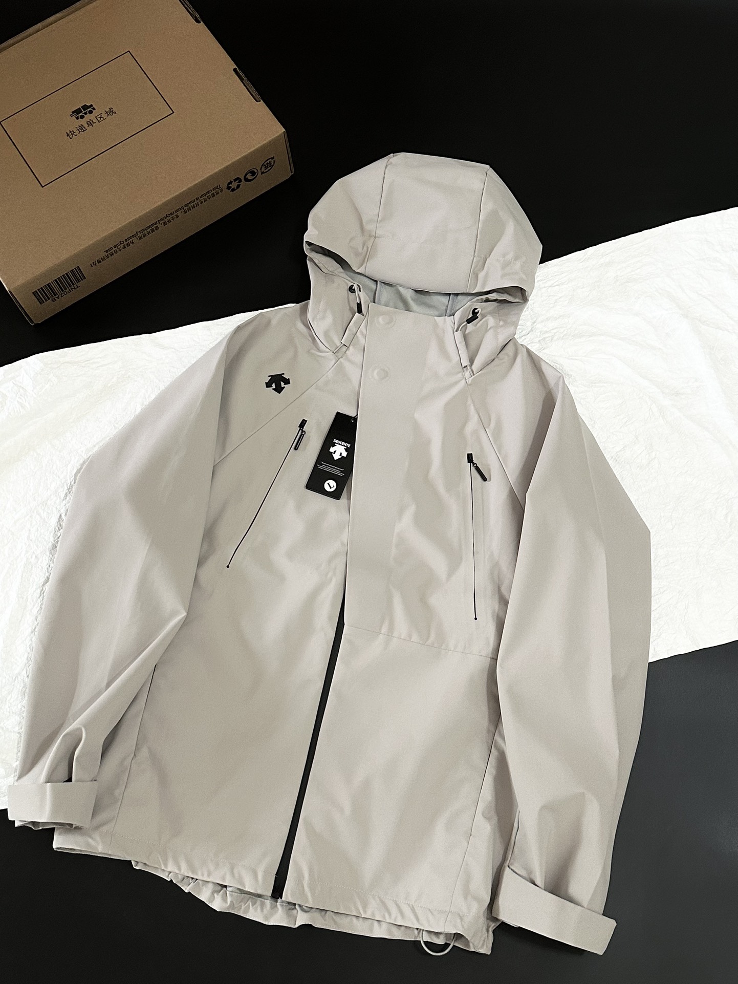 NO:150338,Desant couples windproof and waterproof soft shell jacket, Desant exclusive glue stamping logo, outer waterproof fabric, breathable and comfortable inside, fine and impeccable craftsmanship, outdoor casual sports hooded zipper style, size S-5xL color black/pink/white, hats, alexander wang19860909迪桑特情侣款防风防水软壳冲锋衣, 迪桑特专属胶烫印Logo标,外层防水面料,内里透气舒适,工艺精细无可挑剔,外户休闲运动连帽拉链款, 尺码S-5xL 颜色黑色/粉色/米白色,,hats,alexander wang,Men's clothing