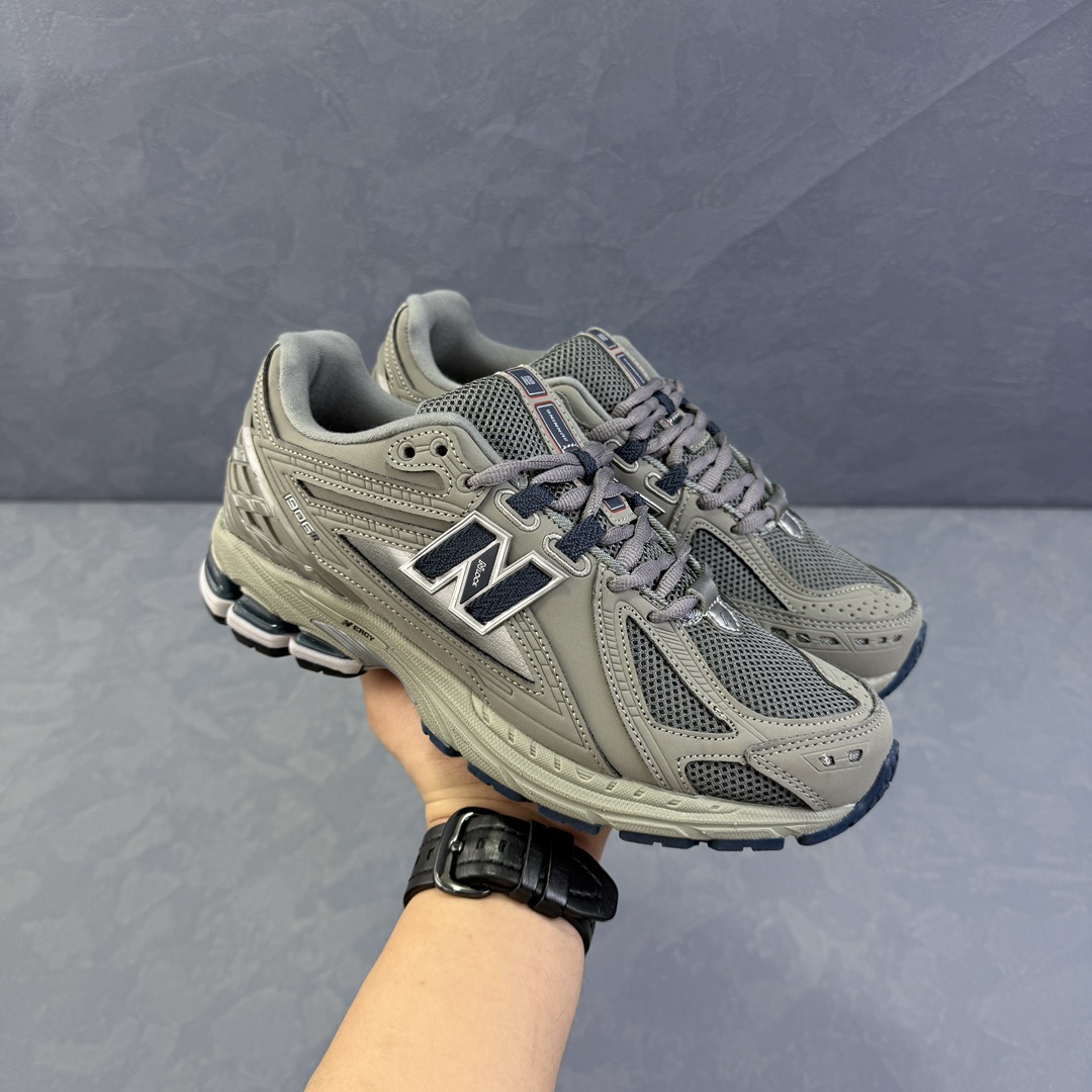 💰170 Y版
New Balance M1906RB灰色 NB新百伦潮流复古织物皮革减震防滑耐磨轻便低帮跑步鞋 原档数据独立私模大底 唯一正确六层组合大底 RB前软后硬 百分百还原原鞋脚感 基于市场现有版本全新升级调整 NB市场最强产物 全网最全配色加持 全套原楦原纸板原厂数据开发 全鞋电脑针车加持 原厂网布 原装进口头层翻毛皮料正确绒感卡色 正确中底拉帮中底网布细节 一比一手工擦旧效果 冲裁组合 匠心打造 耗时两个月开发完成 工艺极其复杂难度可想而知 高端零售专供产物 尺码：36 37 37.5 38 38.5 39.5 40 40.5 41.5 42 42.5 43 44 44.5 45 