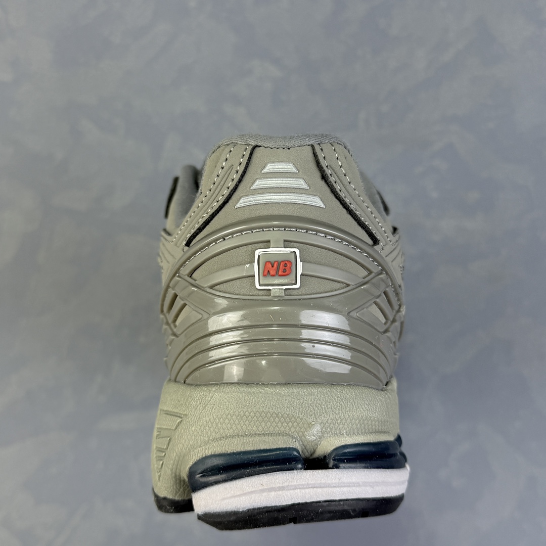 💰170 Y版
New Balance M1906RB灰色 NB新百伦潮流复古织物皮革减震防滑耐磨轻便低帮跑步鞋 原档数据独立私模大底 唯一正确六层组合大底 RB前软后硬 百分百还原原鞋脚感 基于市场现有版本全新升级调整 NB市场最强产物 全网最全配色加持 全套原楦原纸板原厂数据开发 全鞋电脑针车加持 原厂网布 原装进口头层翻毛皮料正确绒感卡色 正确中底拉帮中底网布细节 一比一手工擦旧效果 冲裁组合 匠心打造 耗时两个月开发完成 工艺极其复杂难度可想而知 高端零售专供产物 尺码：36 37 37.5 38 38.5 39.5 40 40.5 41.5 42 42.5 43 44 44.5 45 