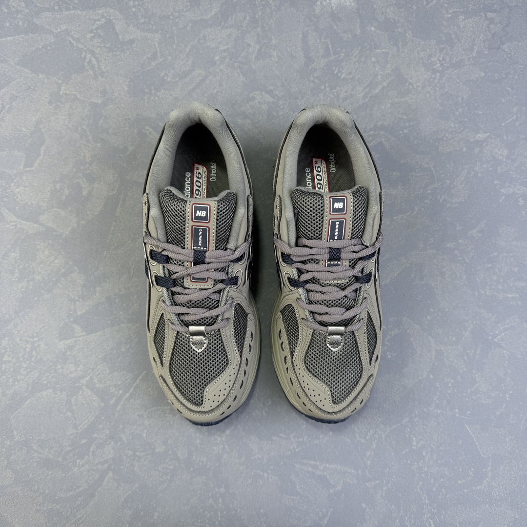 💰170 Y版
New Balance M1906RB灰色 NB新百伦潮流复古织物皮革减震防滑耐磨轻便低帮跑步鞋 原档数据独立私模大底 唯一正确六层组合大底 RB前软后硬 百分百还原原鞋脚感 基于市场现有版本全新升级调整 NB市场最强产物 全网最全配色加持 全套原楦原纸板原厂数据开发 全鞋电脑针车加持 原厂网布 原装进口头层翻毛皮料正确绒感卡色 正确中底拉帮中底网布细节 一比一手工擦旧效果 冲裁组合 匠心打造 耗时两个月开发完成 工艺极其复杂难度可想而知 高端零售专供产物 尺码：36 37 37.5 38 38.5 39.5 40 40.5 41.5 42 42.5 43 44 44.5 45 