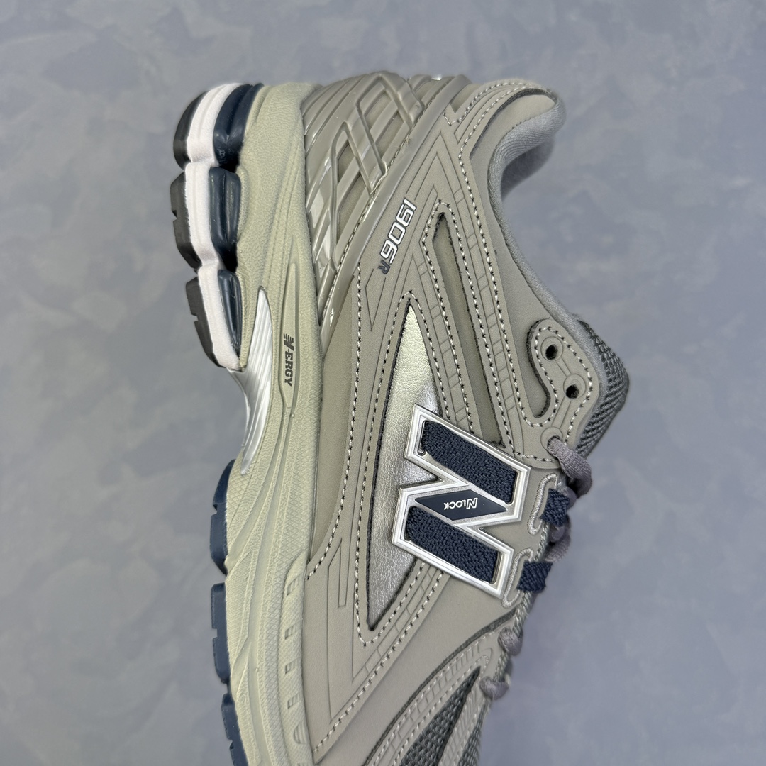 💰170 Y版
New Balance M1906RB灰色 NB新百伦潮流复古织物皮革减震防滑耐磨轻便低帮跑步鞋 原档数据独立私模大底 唯一正确六层组合大底 RB前软后硬 百分百还原原鞋脚感 基于市场现有版本全新升级调整 NB市场最强产物 全网最全配色加持 全套原楦原纸板原厂数据开发 全鞋电脑针车加持 原厂网布 原装进口头层翻毛皮料正确绒感卡色 正确中底拉帮中底网布细节 一比一手工擦旧效果 冲裁组合 匠心打造 耗时两个月开发完成 工艺极其复杂难度可想而知 高端零售专供产物 尺码：36 37 37.5 38 38.5 39.5 40 40.5 41.5 42 42.5 43 44 44.5 45 
