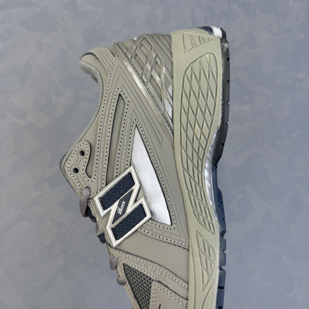 💰170 Y版
New Balance M1906RB灰色 NB新百伦潮流复古织物皮革减震防滑耐磨轻便低帮跑步鞋 原档数据独立私模大底 唯一正确六层组合大底 RB前软后硬 百分百还原原鞋脚感 基于市场现有版本全新升级调整 NB市场最强产物 全网最全配色加持 全套原楦原纸板原厂数据开发 全鞋电脑针车加持 原厂网布 原装进口头层翻毛皮料正确绒感卡色 正确中底拉帮中底网布细节 一比一手工擦旧效果 冲裁组合 匠心打造 耗时两个月开发完成 工艺极其复杂难度可想而知 高端零售专供产物 尺码：36 37 37.5 38 38.5 39.5 40 40.5 41.5 42 42.5 43 44 44.5 45 