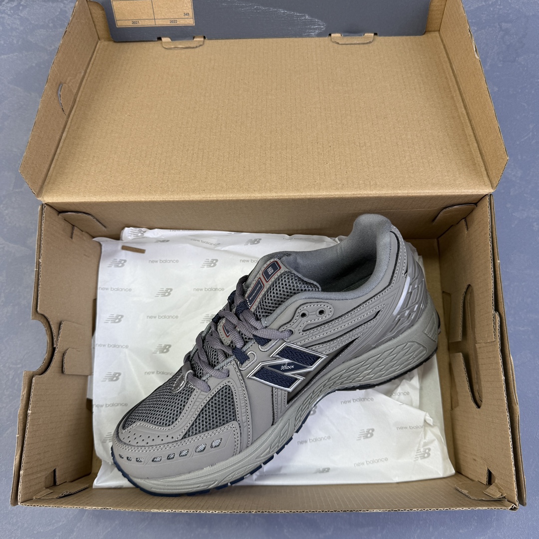 💰170 Y版
New Balance M1906RB灰色 NB新百伦潮流复古织物皮革减震防滑耐磨轻便低帮跑步鞋 原档数据独立私模大底 唯一正确六层组合大底 RB前软后硬 百分百还原原鞋脚感 基于市场现有版本全新升级调整 NB市场最强产物 全网最全配色加持 全套原楦原纸板原厂数据开发 全鞋电脑针车加持 原厂网布 原装进口头层翻毛皮料正确绒感卡色 正确中底拉帮中底网布细节 一比一手工擦旧效果 冲裁组合 匠心打造 耗时两个月开发完成 工艺极其复杂难度可想而知 高端零售专供产物 尺码：36 37 37.5 38 38.5 39.5 40 40.5 41.5 42 42.5 43 44 44.5 45 