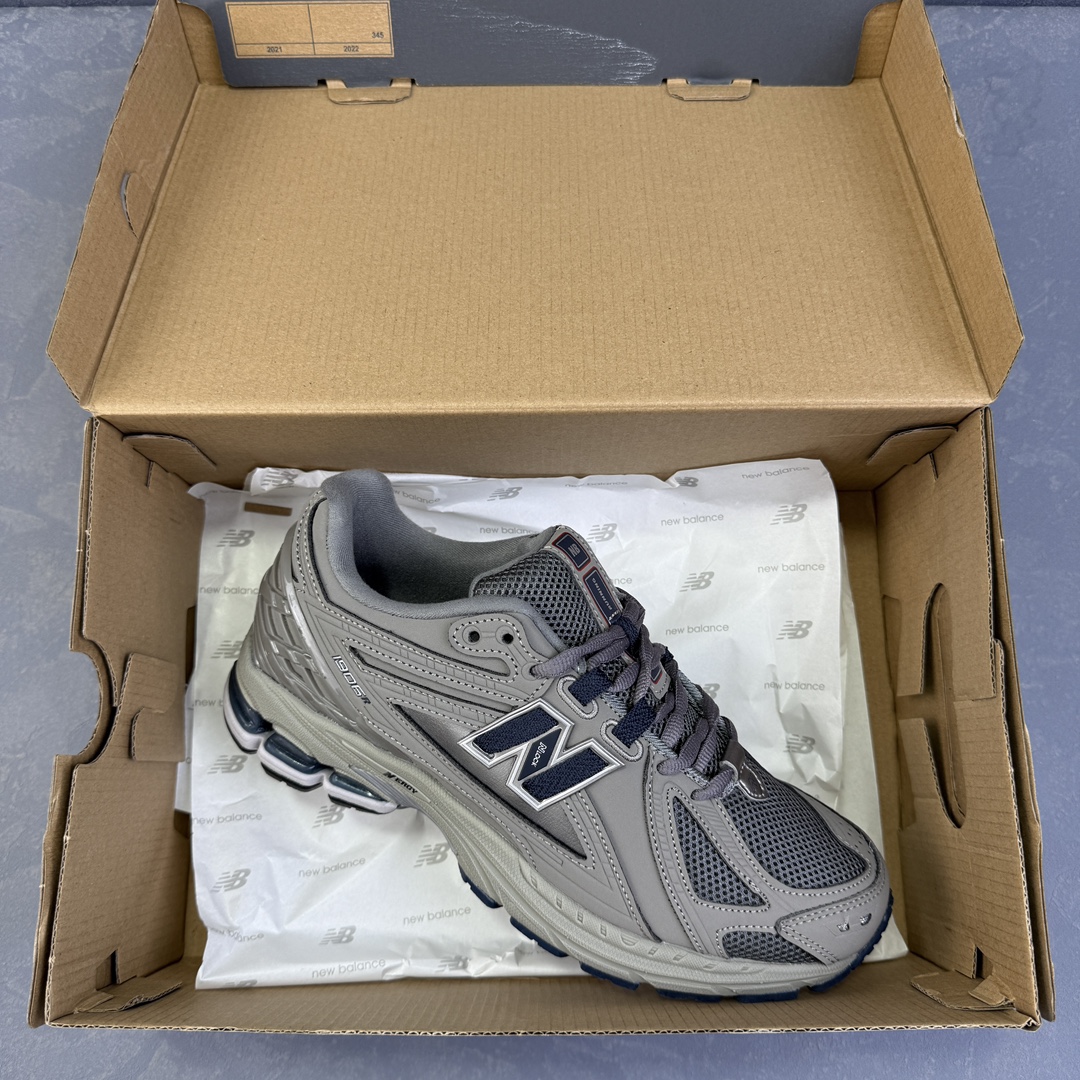💰170 Y版
New Balance M1906RB灰色 NB新百伦潮流复古织物皮革减震防滑耐磨轻便低帮跑步鞋 原档数据独立私模大底 唯一正确六层组合大底 RB前软后硬 百分百还原原鞋脚感 基于市场现有版本全新升级调整 NB市场最强产物 全网最全配色加持 全套原楦原纸板原厂数据开发 全鞋电脑针车加持 原厂网布 原装进口头层翻毛皮料正确绒感卡色 正确中底拉帮中底网布细节 一比一手工擦旧效果 冲裁组合 匠心打造 耗时两个月开发完成 工艺极其复杂难度可想而知 高端零售专供产物 尺码：36 37 37.5 38 38.5 39.5 40 40.5 41.5 42 42.5 43 44 44.5 45 