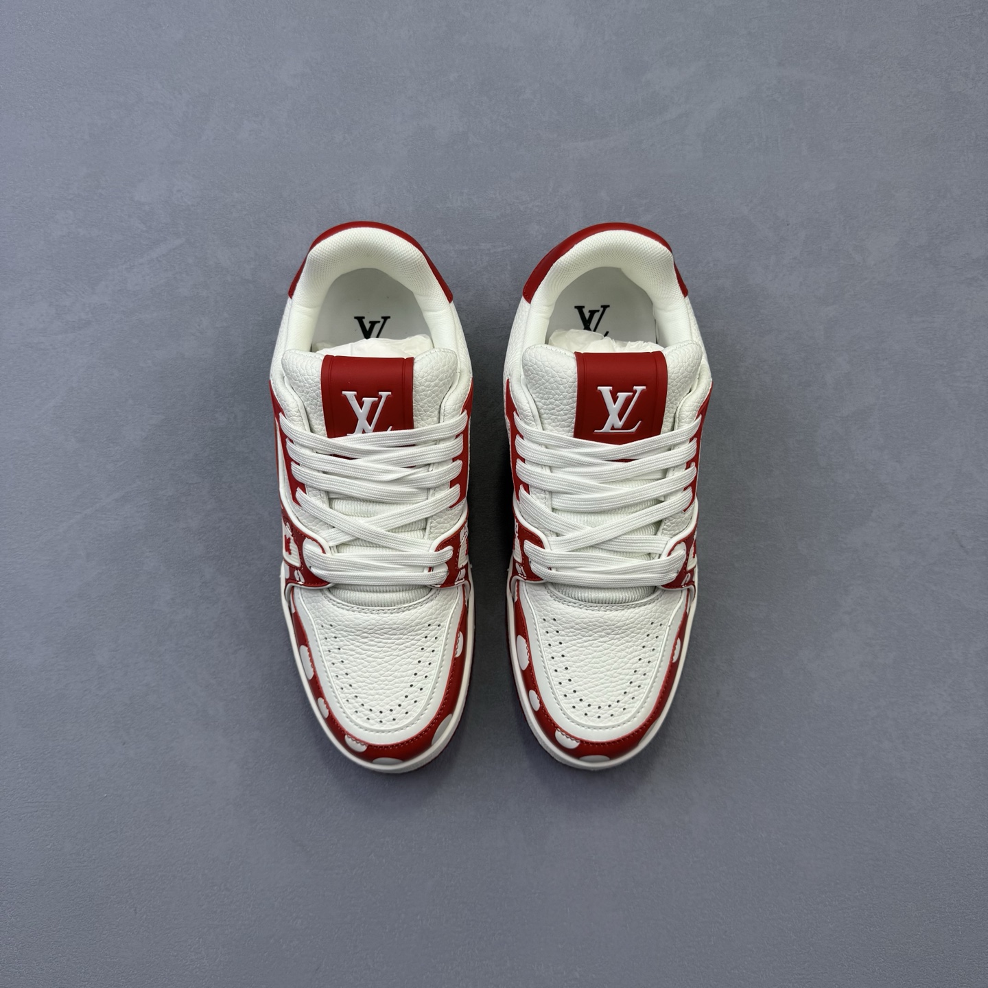 💰300 HS版 鞋头空胶 头层版本 
Louis Vuitton 路易威登 LV Trainer 低帮休闲板鞋 
同步官方2025最新原版包装
海淘代购同渠道品质 高端零售 
外贸充正专供 原版购入开发 
ZP级全套包装 完美楦型 正确卡色 
大底TPU 质感媲美原版 细节与原版一致 请注意区分市面通货材 
尺码：36-45
