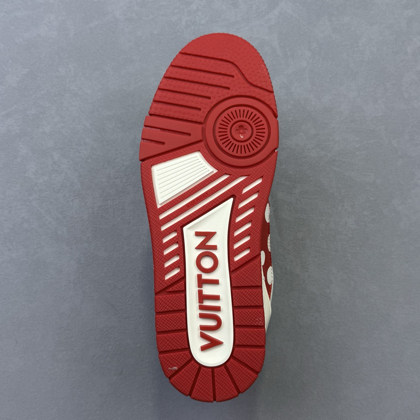 💰300 HS版 鞋头空胶 头层版本 
Louis Vuitton 路易威登 LV Trainer 低帮休闲板鞋 
同步官方2025最新原版包装
海淘代购同渠道品质 高端零售 
外贸充正专供 原版购入开发 
ZP级全套包装 完美楦型 正确卡色 
大底TPU 质感媲美原版 细节与原版一致 请注意区分市面通货材 
尺码：36-45