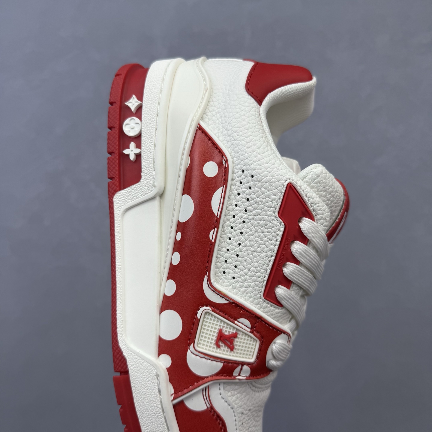 💰300 HS版 鞋头空胶 头层版本 
Louis Vuitton 路易威登 LV Trainer 低帮休闲板鞋 
同步官方2025最新原版包装
海淘代购同渠道品质 高端零售 
外贸充正专供 原版购入开发 
ZP级全套包装 完美楦型 正确卡色 
大底TPU 质感媲美原版 细节与原版一致 请注意区分市面通货材 
尺码：36-45