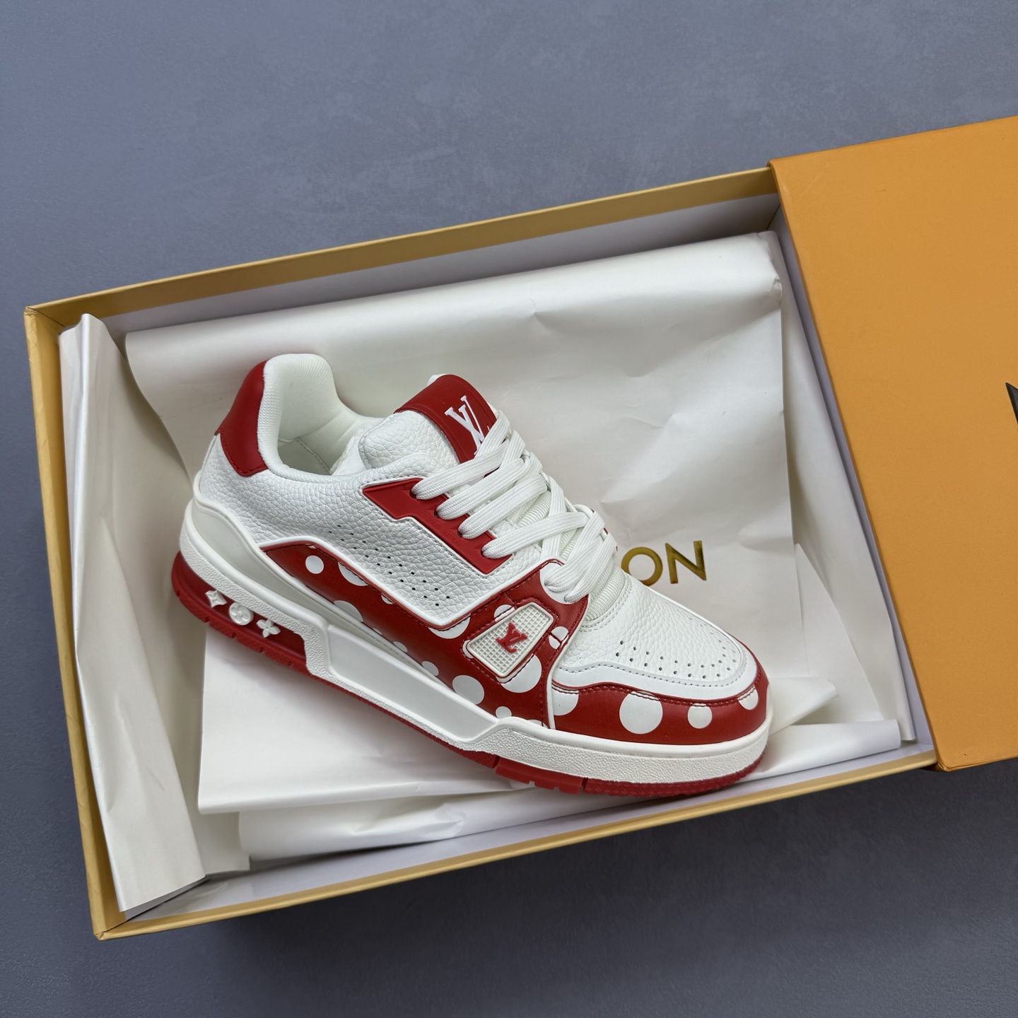 💰300 HS版 鞋头空胶 头层版本 
Louis Vuitton 路易威登 LV Trainer 低帮休闲板鞋 
同步官方2025最新原版包装
海淘代购同渠道品质 高端零售 
外贸充正专供 原版购入开发 
ZP级全套包装 完美楦型 正确卡色 
大底TPU 质感媲美原版 细节与原版一致 请注意区分市面通货材 
尺码：36-45