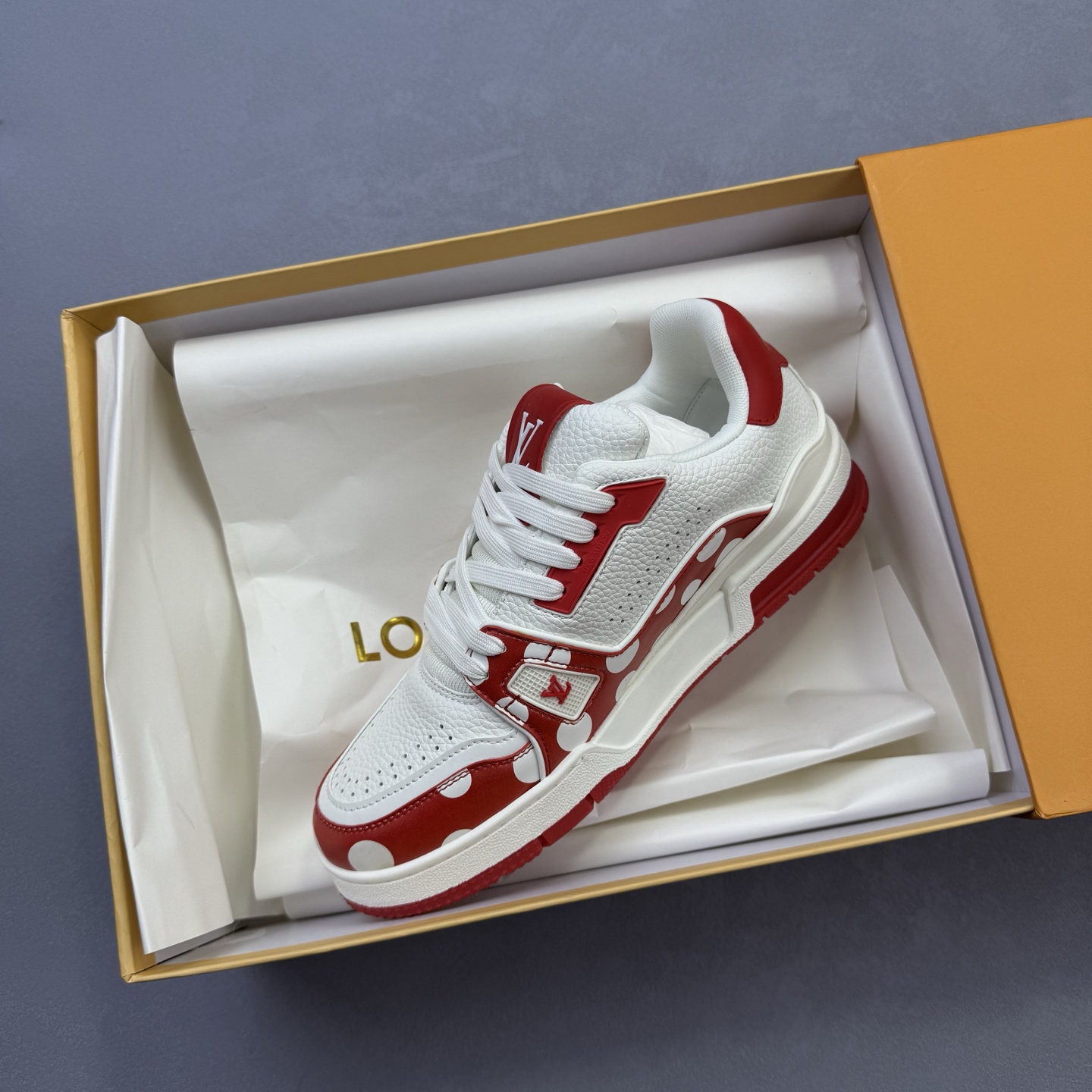 💰300 HS版 鞋头空胶 头层版本 
Louis Vuitton 路易威登 LV Trainer 低帮休闲板鞋 
同步官方2025最新原版包装
海淘代购同渠道品质 高端零售 
外贸充正专供 原版购入开发 
ZP级全套包装 完美楦型 正确卡色 
大底TPU 质感媲美原版 细节与原版一致 请注意区分市面通货材 
尺码：36-45