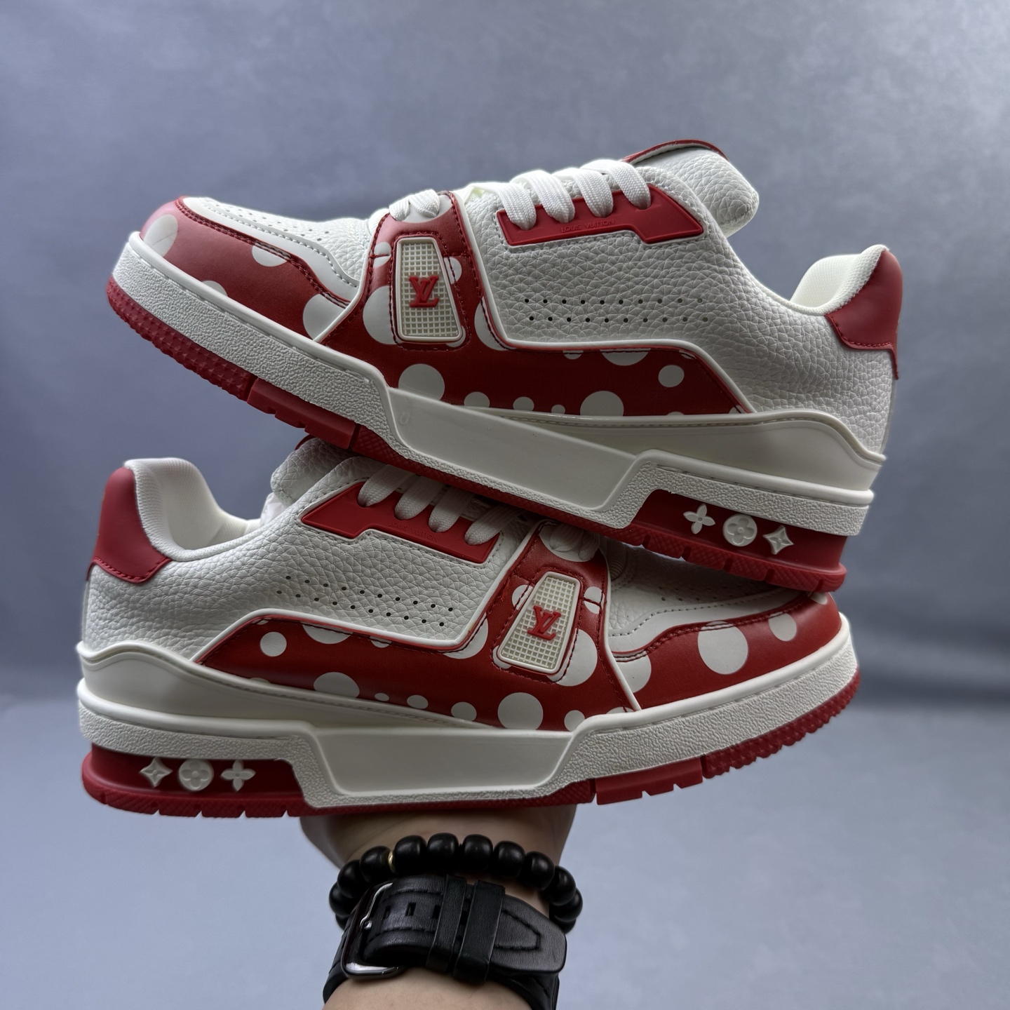 💰300 HS版 鞋头空胶 头层版本 
Louis Vuitton 路易威登 LV Trainer 低帮休闲板鞋 
同步官方2025最新原版包装
海淘代购同渠道品质 高端零售 
外贸充正专供 原版购入开发 
ZP级全套包装 完美楦型 正确卡色 
大底TPU 质感媲美原版 细节与原版一致 请注意区分市面通货材 
尺码：36-45