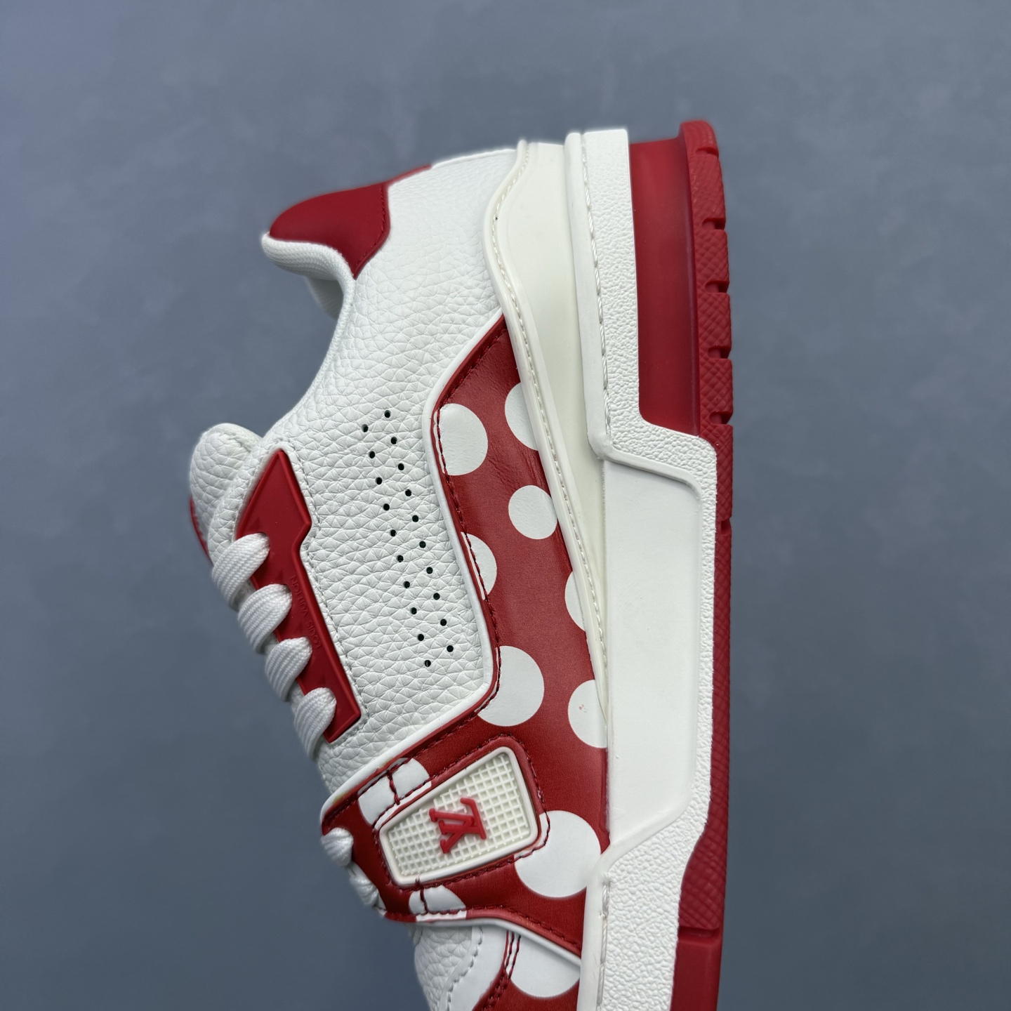 💰300 HS版 鞋头空胶 头层版本 
Louis Vuitton 路易威登 LV Trainer 低帮休闲板鞋 
同步官方2025最新原版包装
海淘代购同渠道品质 高端零售 
外贸充正专供 原版购入开发 
ZP级全套包装 完美楦型 正确卡色 
大底TPU 质感媲美原版 细节与原版一致 请注意区分市面通货材 
尺码：36-45