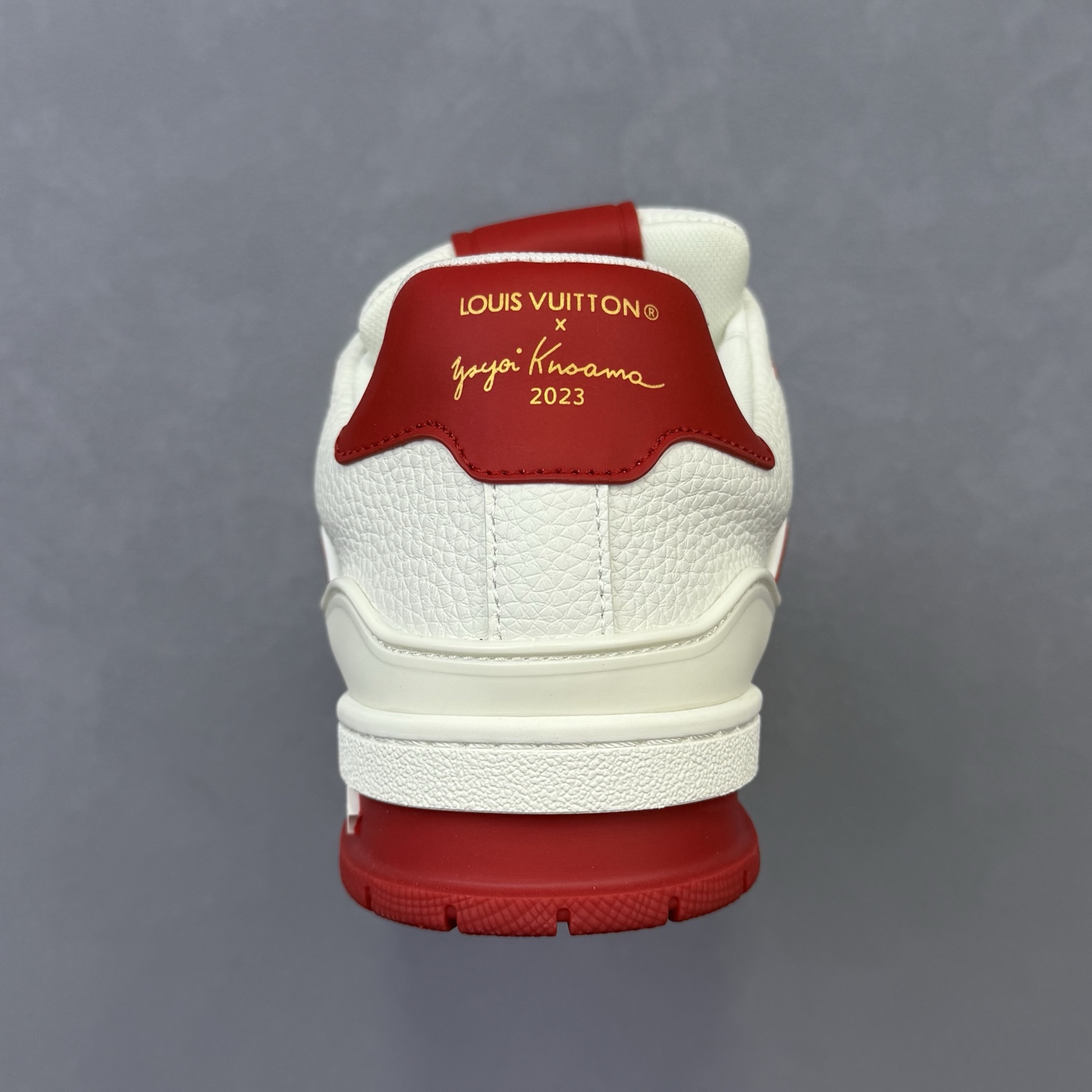 💰300 HS版 鞋头空胶 头层版本 
Louis Vuitton 路易威登 LV Trainer 低帮休闲板鞋 
同步官方2025最新原版包装
海淘代购同渠道品质 高端零售 
外贸充正专供 原版购入开发 
ZP级全套包装 完美楦型 正确卡色 
大底TPU 质感媲美原版 细节与原版一致 请注意区分市面通货材 
尺码：36-45