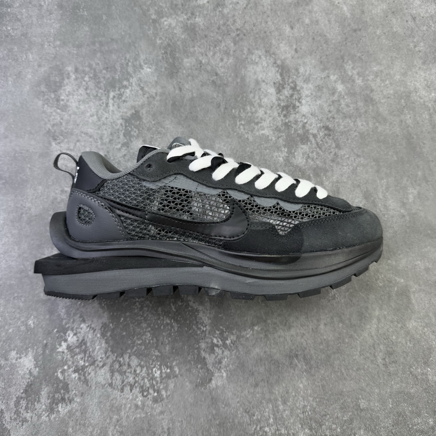 💰125  工作室指定版本
Sacai x NK VaporWaffle 联名款华夫3.0潮流休闲增高运动鞋 海外高端零售专属订单 只服务市场百分之五高端客户 全套原楦原纸版原鞋开模 全网最具灵魂的版型 皮料卡色质感均保持原鞋一致 原装油墨Logo手工描漆 原装大底米色部分外尖内方 大底开口上翘弧度 后跟开口弧度高度原鞋一致 全鞋电脑针车 原厂鞋舌织唛标 原盒原配 中文合格证质保卡
尺码：36 36.5 37.5 38 38.5 39 40 40.5 41 42 42.5 43 44 44.5 45 46