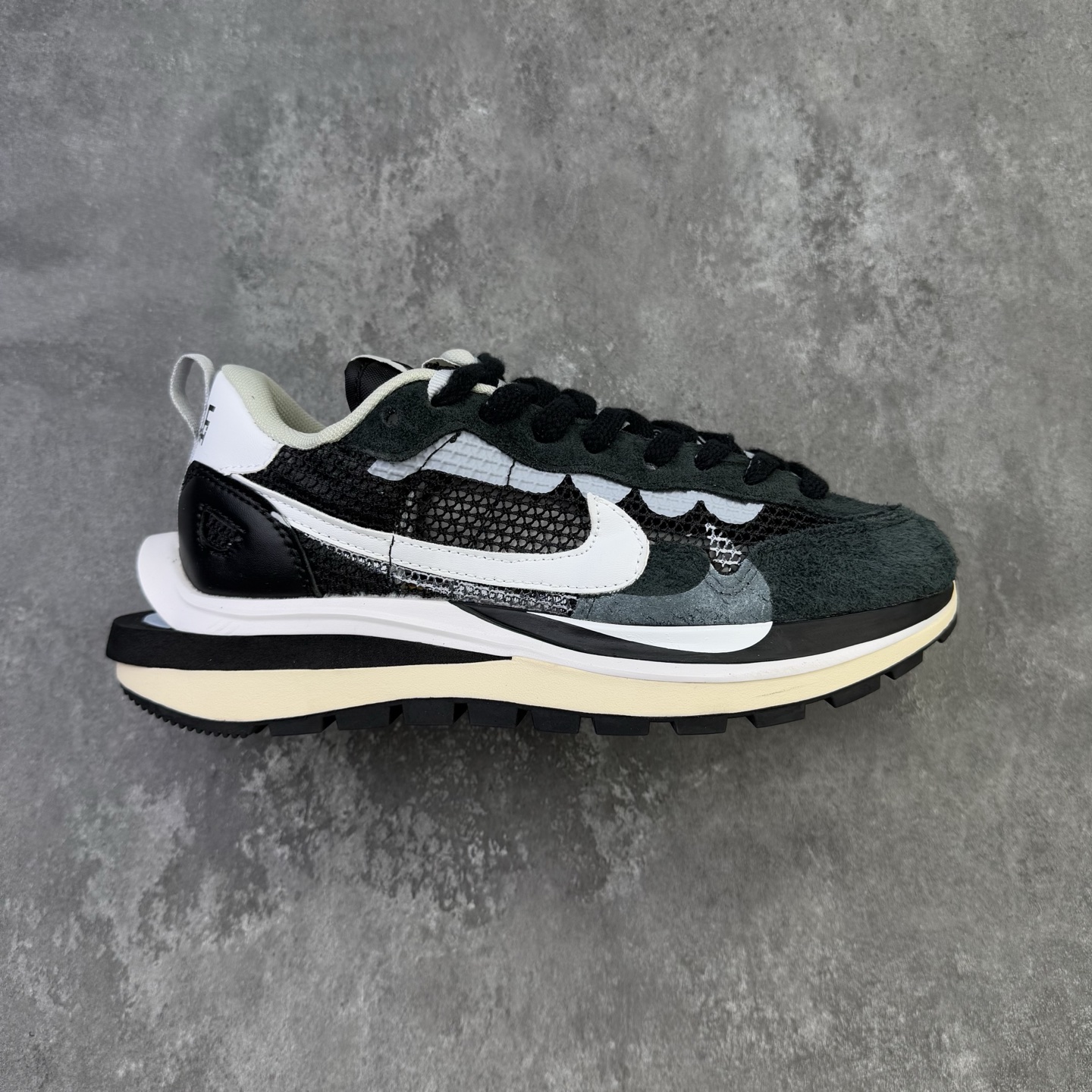 💰125 工作室指定版本
Sacai x NK VaporWaffle 联名款华夫3.0潮流休闲增高运动鞋 海外高端零售专属订单 只服务市场百分之五高端客户 全套原楦原纸版原鞋开模 全网最具灵魂的版型 皮料卡色质感均保持原鞋一致 原装油墨Logo手工描漆 原装大底米色部分外尖内方 大底开口上翘弧度 后跟开口弧度高度原鞋一致 全鞋电脑针车 原厂鞋舌织唛标 原盒原配 中文合格证质保卡
尺码：36 36.5 37.5 38 38.5 39 40 40.5 41 42 42.5 43 44 44.5 45 46