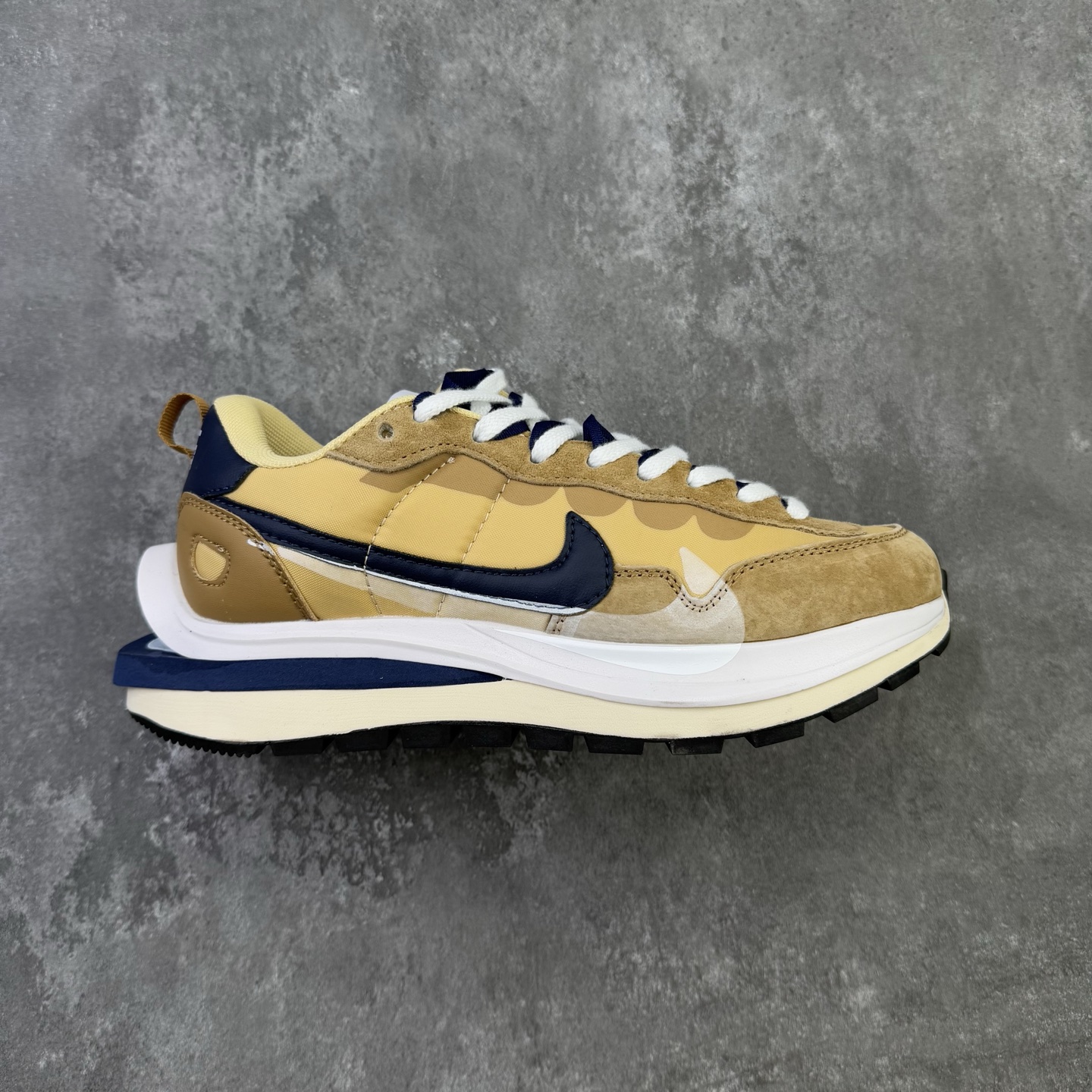 💰125 工作室指定版本
Sacai x NK VaporWaffle 联名款华夫3.0潮流休闲增高运动鞋 海外高端零售专属订单 只服务市场百分之五高端客户 全套原楦原纸版原鞋开模 全网最具灵魂的版型 皮料卡色质感均保持原鞋一致 原装油墨Logo手工描漆 原装大底米色部分外尖内方 大底开口上翘弧度 后跟开口弧度高度原鞋一致 全鞋电脑针车 原厂鞋舌织唛标 原盒原配 中文合格证质保卡
尺码：36 36.5 37.5 38 38.5 39 40 40.5 41 42 42.5 43 44 44.5 45 46