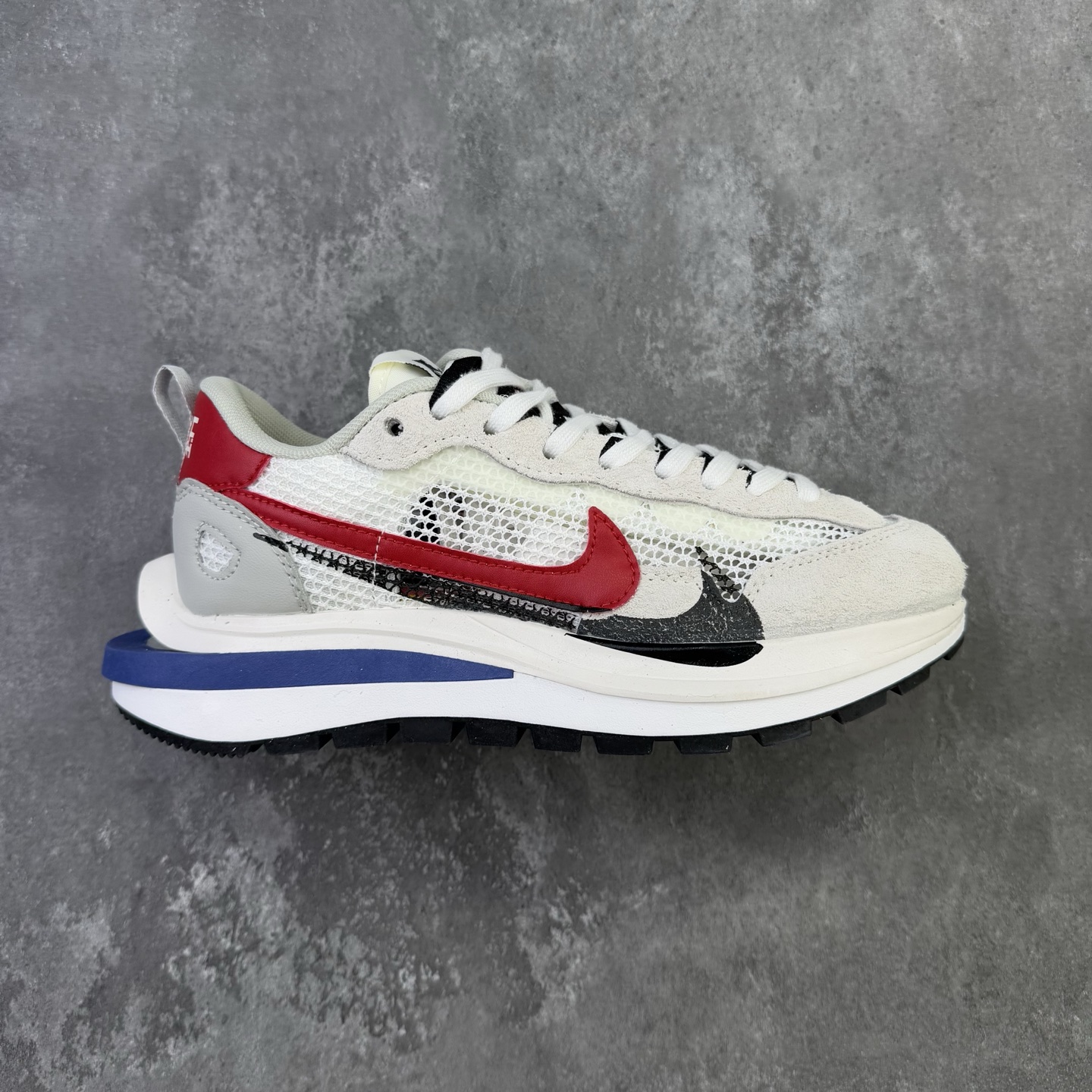 💰125 工作室指定版本
Sacai x NK VaporWaffle 联名款华夫3.0潮流休闲增高运动鞋 海外高端零售专属订单 只服务市场百分之五高端客户 全套原楦原纸版原鞋开模 全网最具灵魂的版型 皮料卡色质感均保持原鞋一致 原装油墨Logo手工描漆 原装大底米色部分外尖内方 大底开口上翘弧度 后跟开口弧度高度原鞋一致 全鞋电脑针车 原厂鞋舌织唛标 原盒原配 中文合格证质保卡
尺码：36 36.5 37.5 38 38.5 39 40 40.5 41 42 42.5 43 44 44.5 45 46