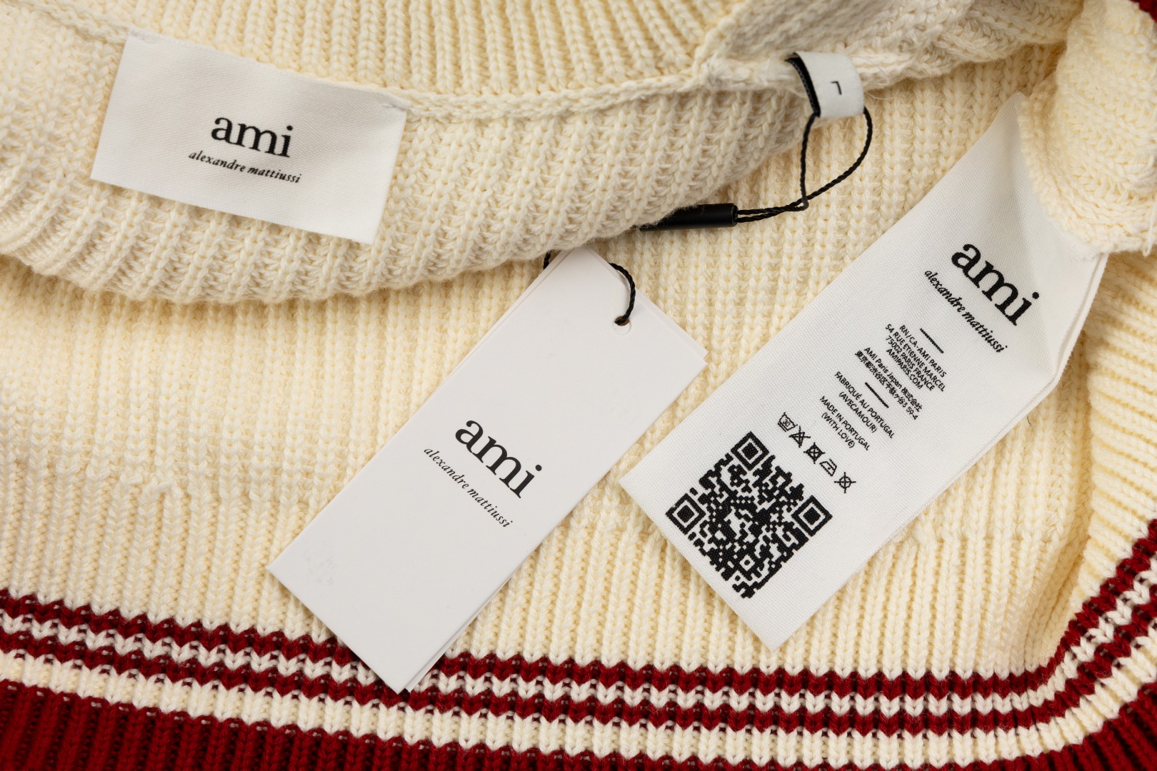Ami24Fw 下摆红边爱心字母羊毛背心
