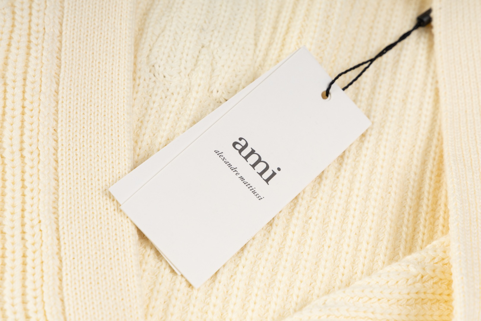 “Ami 2024s V-Collar Vest: Market Version 1 – Customizable Classic Logo, Wool Blend” - 图片 8