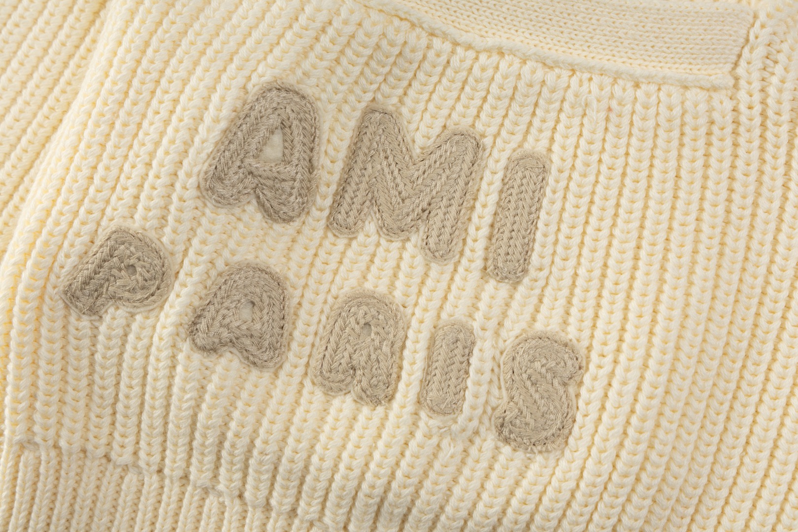 “Ami 2024s V-Collar Vest: Market Version 1 – Customizable Classic Logo, Wool Blend” - 图片 6
