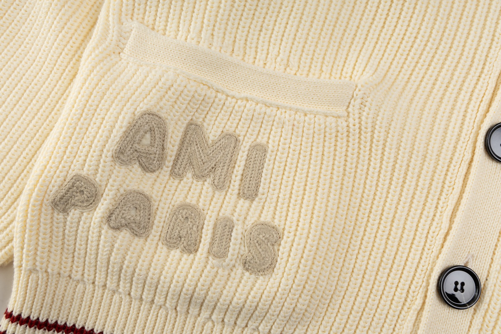 “Ami 2024s V-Collar Vest: Market Version 1 – Customizable Classic Logo, Wool Blend” - 图片 7