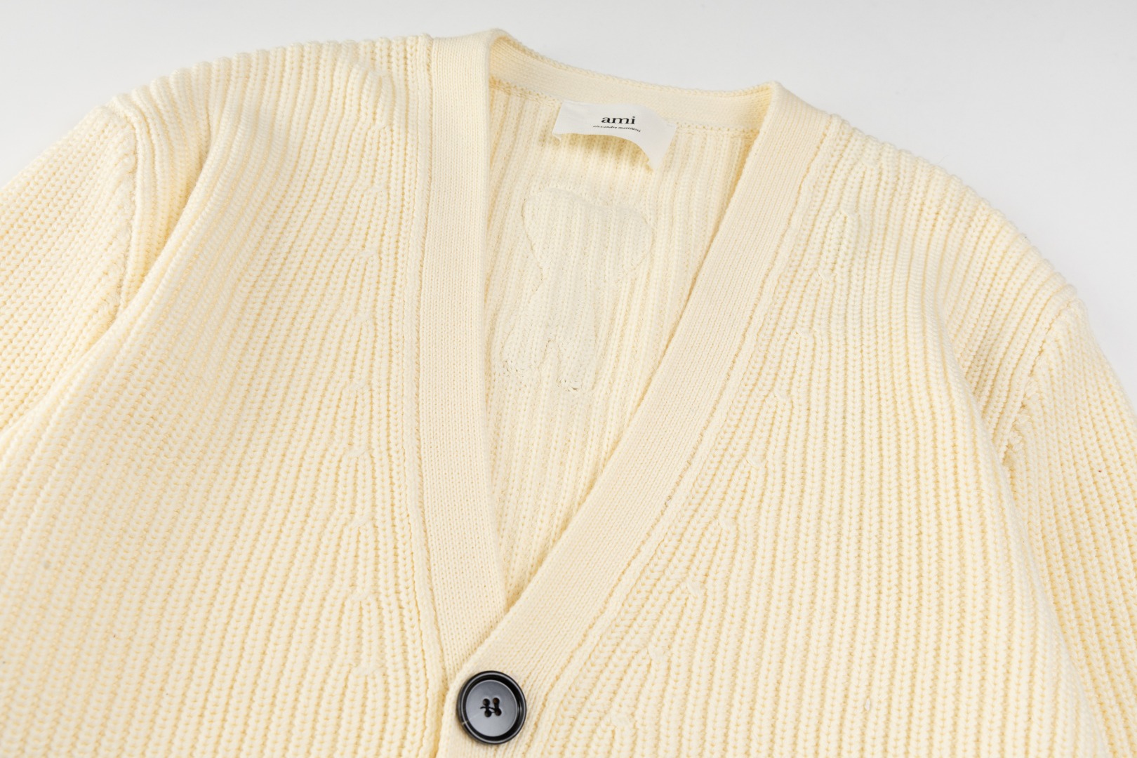“Ami 2024s V-Collar Vest: Market Version 1 – Customizable Classic Logo, Wool Blend” - 图片 4
