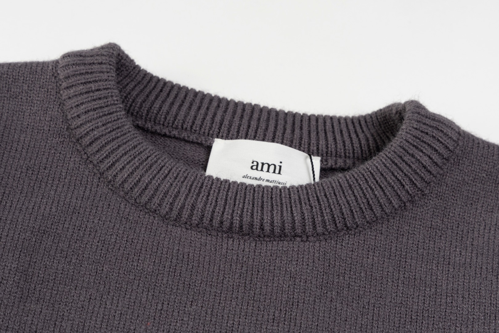 “Classic Market Edition: Ami’s Love 2025s Sweater, 730g Wool, 85% Wool Content” - 图片 3
