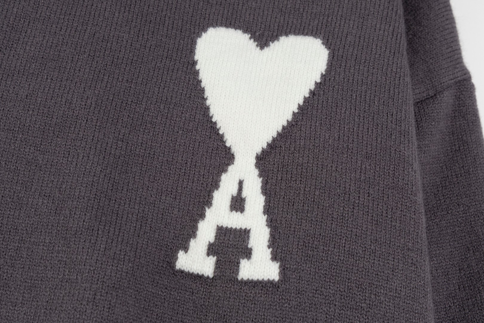 “Classic Market Edition: Ami’s Love 2025s Sweater, 730g Wool, 85% Wool Content” - 图片 4