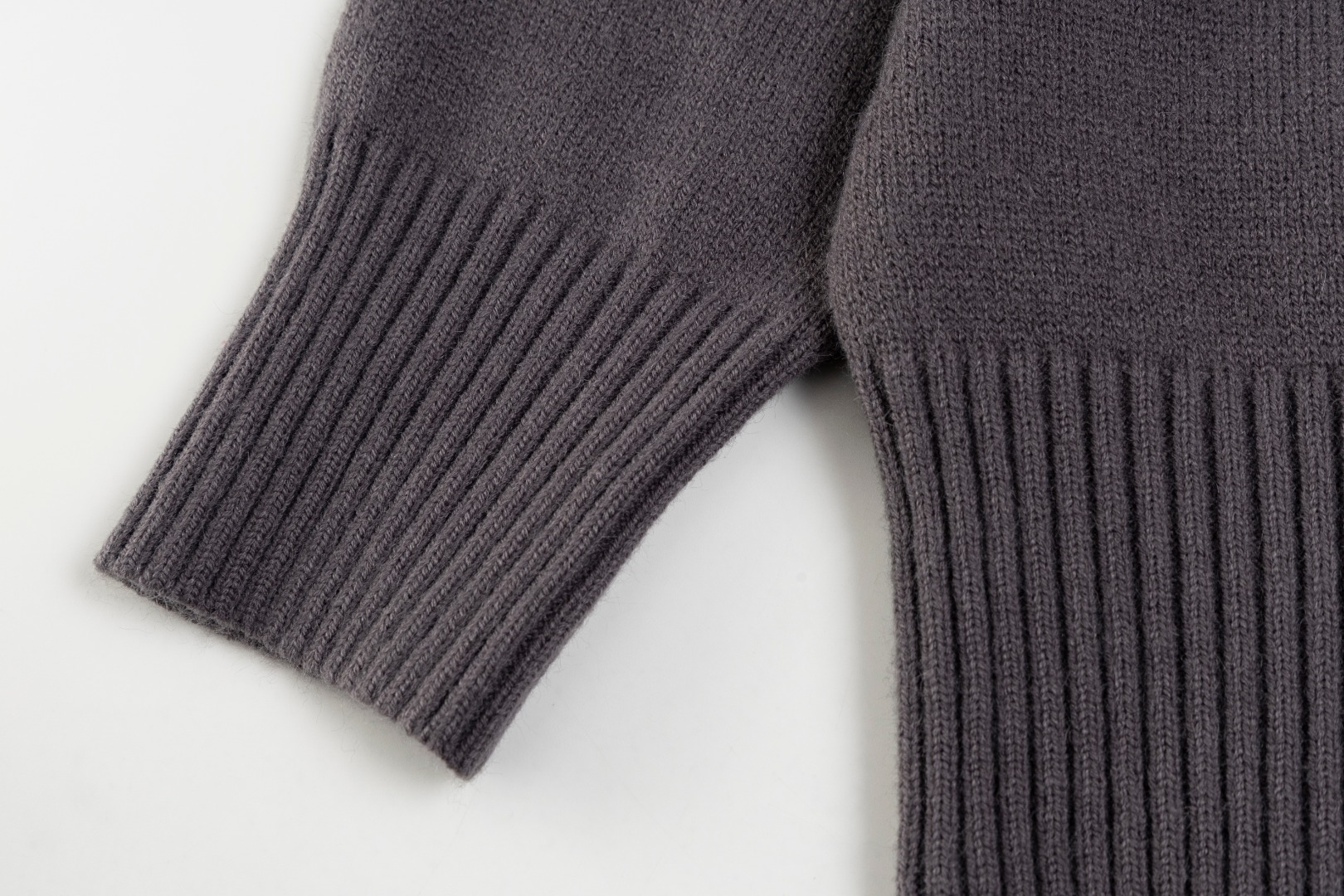 “Classic Market Edition: Ami’s Love 2025s Sweater, 730g Wool, 85% Wool Content” - 图片 6