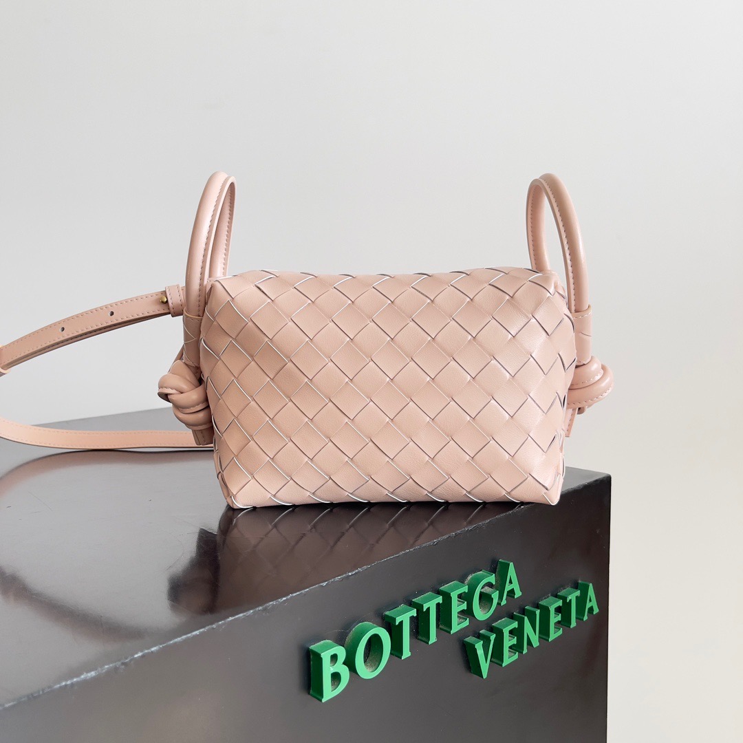 BOTTEGA VENETA 新款loop来啦！！喜欢bv家的女孩子很多都拥有过loop这一款包包吧，简约的外观，经典的编织，小巧轻便的包型，这一次的创新延续了“相机包”的造型，不同于传统loop只能斜挎包，这次创新之后可以手提，也可以斜挎，对凹造型和日常需求双向满足，超大的环扣可将手袋折叠使用，也可作为手柄，夏天的闷热通常会降低人们的欲望，有一款轻便的包包会大大提升出行的幸福感\n款号：\n尺寸：cm