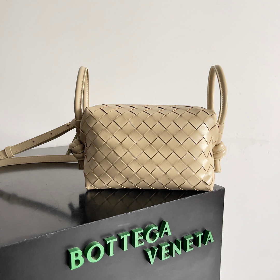 BOTTEGA VENETA 新款loop来啦！！喜欢bv家的女孩子很多都拥有过loop这一款包包吧，简约的外观，经典的编织，小巧轻便的包型，这一次的创新延续了“相机包”的造型，不同于传统loop只能斜挎包，这次创新之后可以手提，也可以斜挎，对凹造型和日常需求双向满足，超大的环扣可将手袋折叠使用，也可作为手柄，夏天的闷热通常会降低人们的欲望，有一款轻便的包包会大大提升出行的幸福感\n款号：\n尺寸：cm