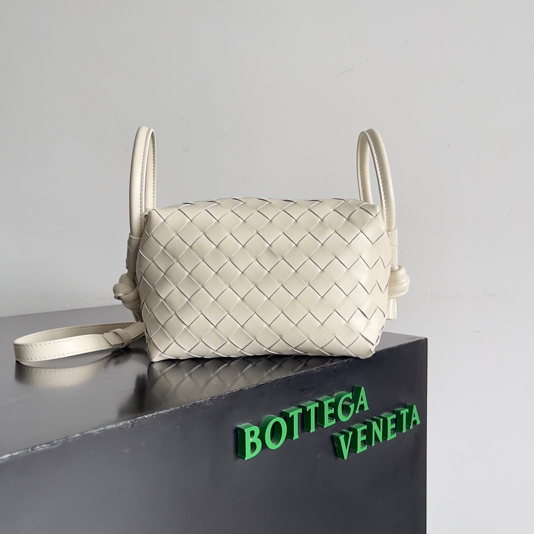 BOTTEGA VENETA 新款loop来啦！！喜欢bv家的女孩子很多都拥有过loop这一款包包吧，简约的外观，经典的编织，小巧轻便的包型，这一次的创新延续了“相机包”的造型，不同于传统loop只能斜挎包，这次创新之后可以手提，也可以斜挎，对凹造型和日常需求双向满足，超大的环扣可将手袋折叠使用，也可作为手柄，夏天的闷热通常会降低人们的欲望，有一款轻便的包包会大大提升出行的幸福感\n款号：\n尺寸：cm