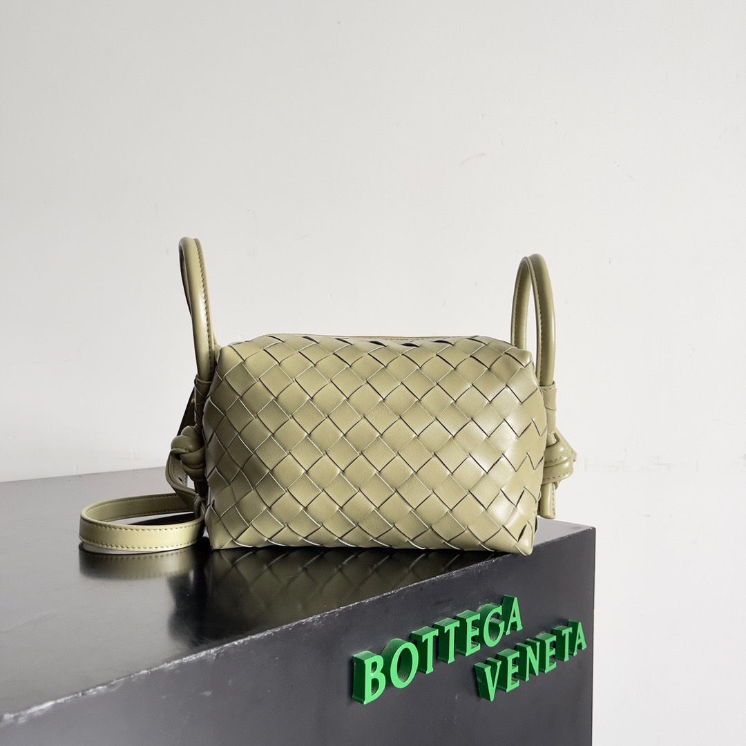 BOTTEGA VENETA 新款loop来啦！！喜欢bv家的女孩子很多都拥有过loop这一款包包吧，简约的外观，经典的编织，小巧轻便的包型，这一次的创新延续了“相机包”的造型，不同于传统loop只能斜挎包，这次创新之后可以手提，也可以斜挎，对凹造型和日常需求双向满足，超大的环扣可将手袋折叠使用，也可作为手柄，夏天的闷热通常会降低人们的欲望，有一款轻便的包包会大大提升出行的幸福感\n款号：\n尺寸：cm