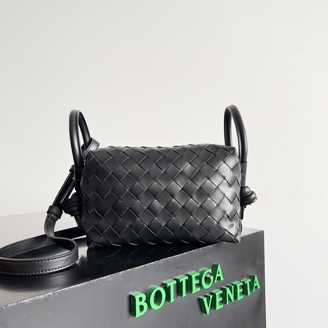 BOTTEGA VENETA 新款loop来啦！！喜欢bv家的女孩子很多都拥有过loop这一款包包吧，简约的外观，经典的编织，小巧轻便的包型，这一次的创新延续了“相机包”的造型，不同于传统loop只能斜挎包，这次创新之后可以手提，也可以斜挎，对凹造型和日常需求双向满足，超大的环扣可将手袋折叠使用，也可作为手柄，夏天的闷热通常会降低人们的欲望，有一款轻便的包包会大大提升出行的幸福感\n款号：\n尺寸：cm