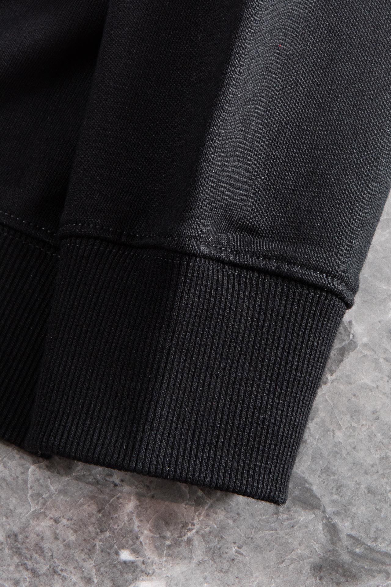 New#FENDI秋冬新款男士圆领长袖卫衣#这款卫衣采用100%棉为你带来极致的温暖体验它可直接贴身无扎