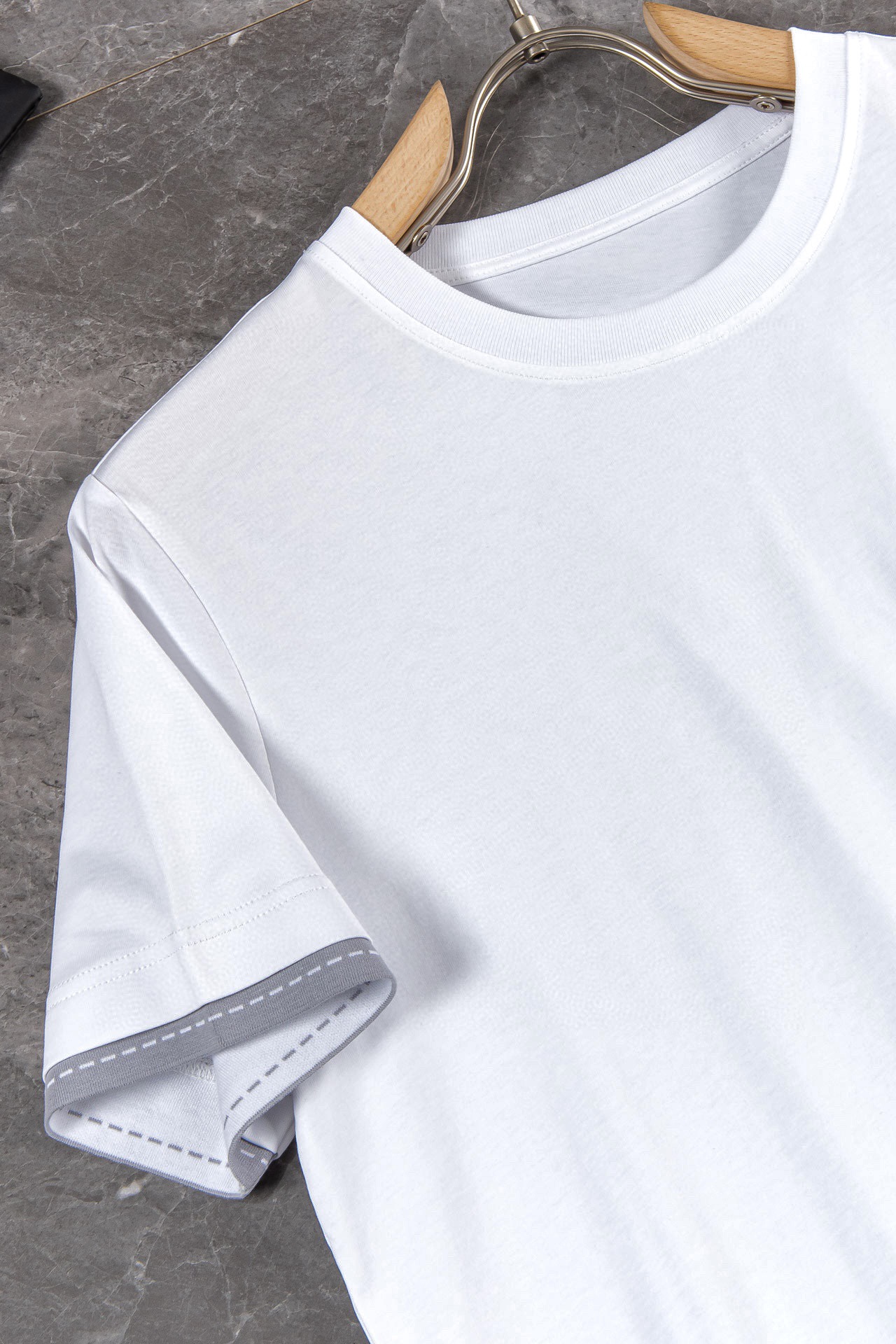 New#爱马仕*HERM*S*整体的设计颇具时尚感圆领短袖T恤设计采用袖子边缘嵌入撞色棉质螺纹装饰叠穿的