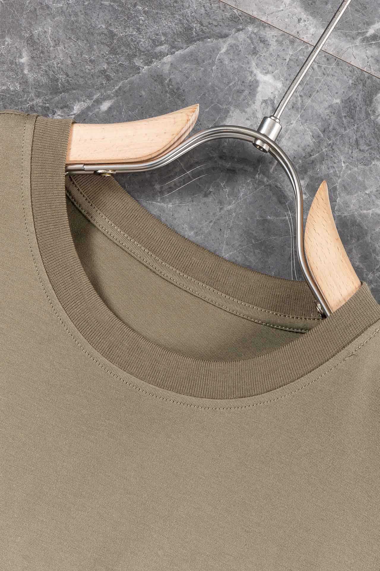 New#爱马仕*HERM*S*整体的设计颇具时尚感圆领短袖T恤设计采用袖子边缘嵌入撞色棉质螺纹装饰叠穿的