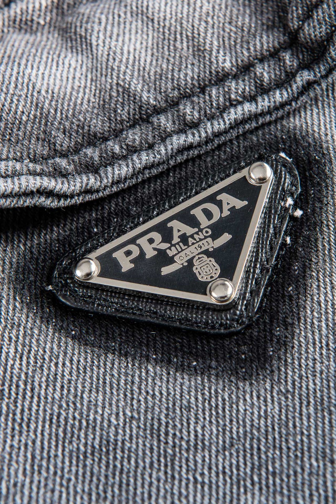 New#PRADA.24//单排扣水洗牛仔外套采用定制高品质斜纹棉质水洗牛仔面料纹理细腻棉感自然既有筋骨