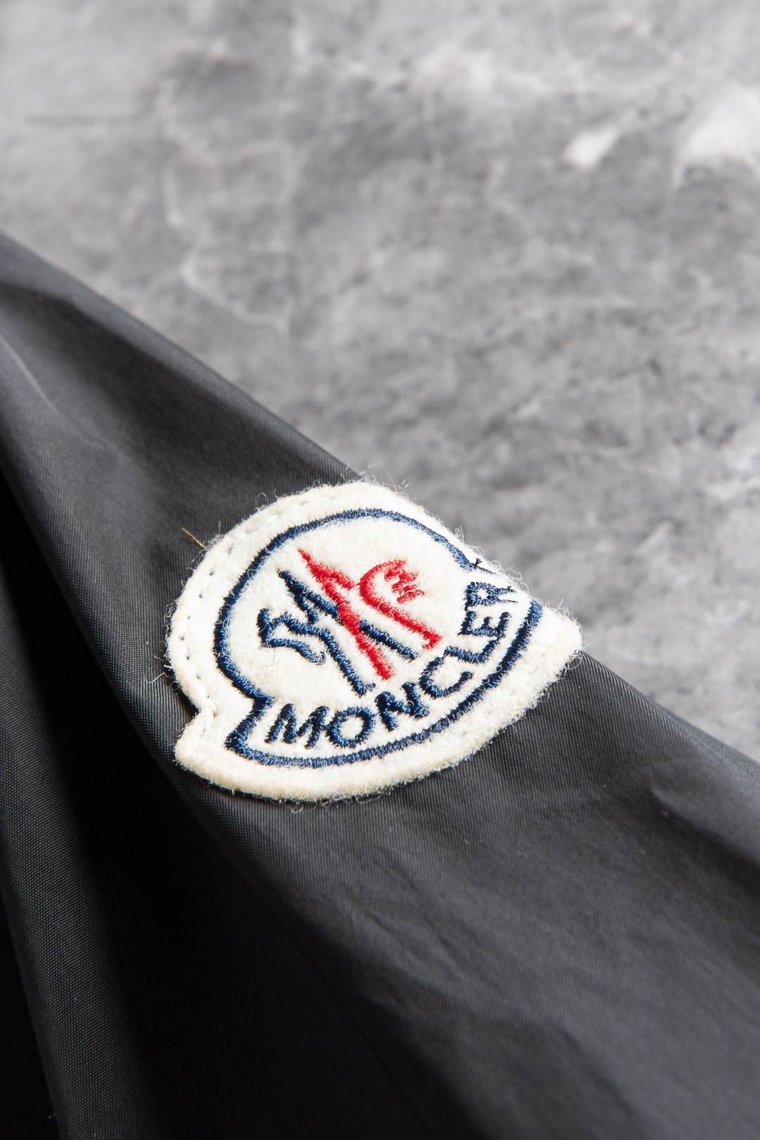 New#️MONCLER2024//秋冬新品科技防水防风时尚流行红蓝双色织带男士连帽夹克外套！男士流行元