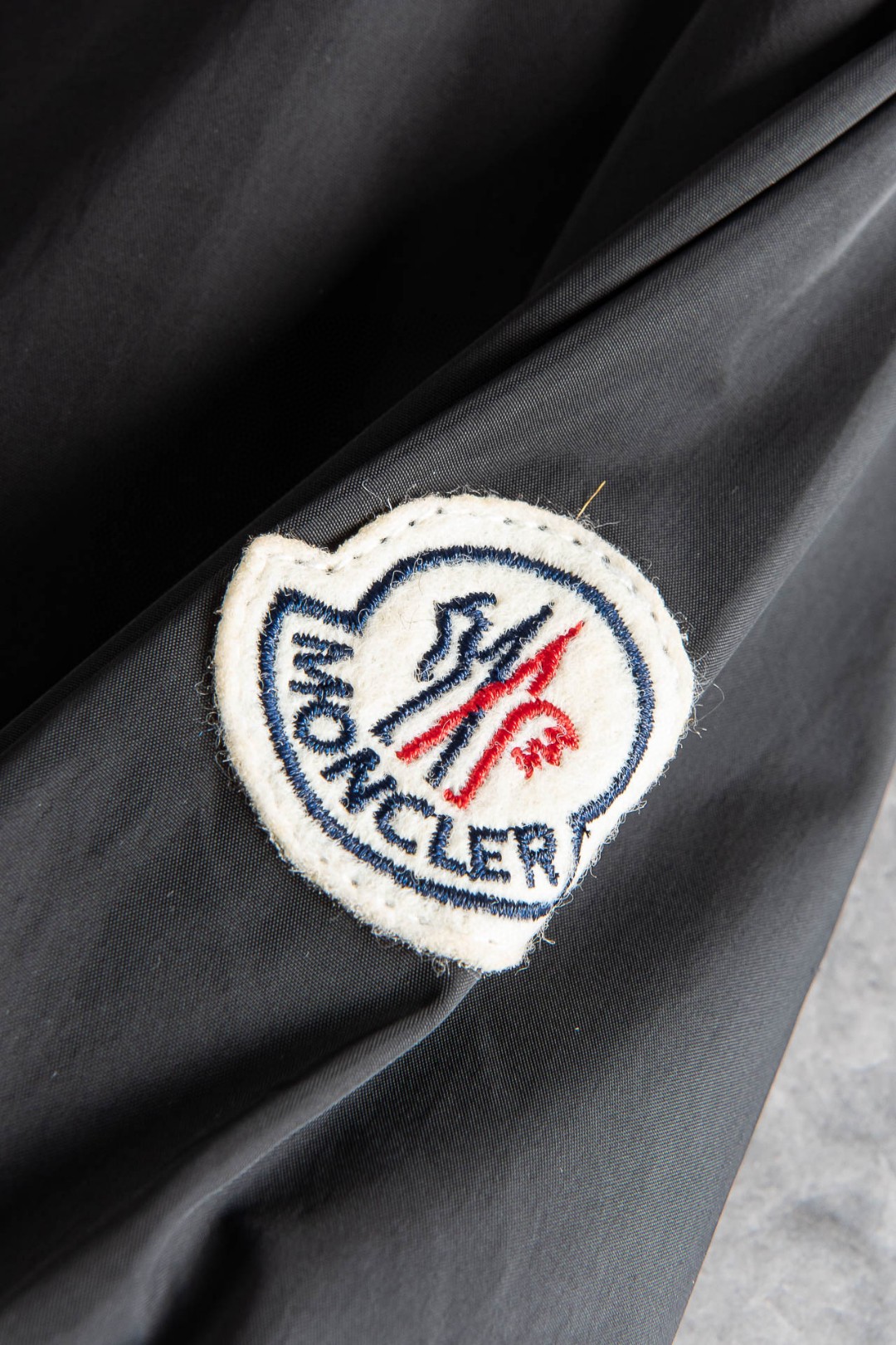 New#️MONCLER2024//秋冬新品科技防水防风时尚流行红蓝双色织带男士连帽夹克外套！男士流行元