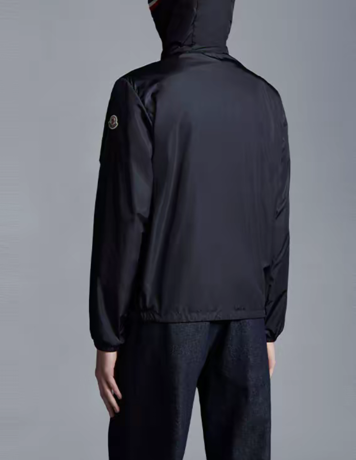 New#️MONCLER2024//秋冬新品科技防水防风时尚流行红蓝双色织带男士连帽夹克外套！男士流行元