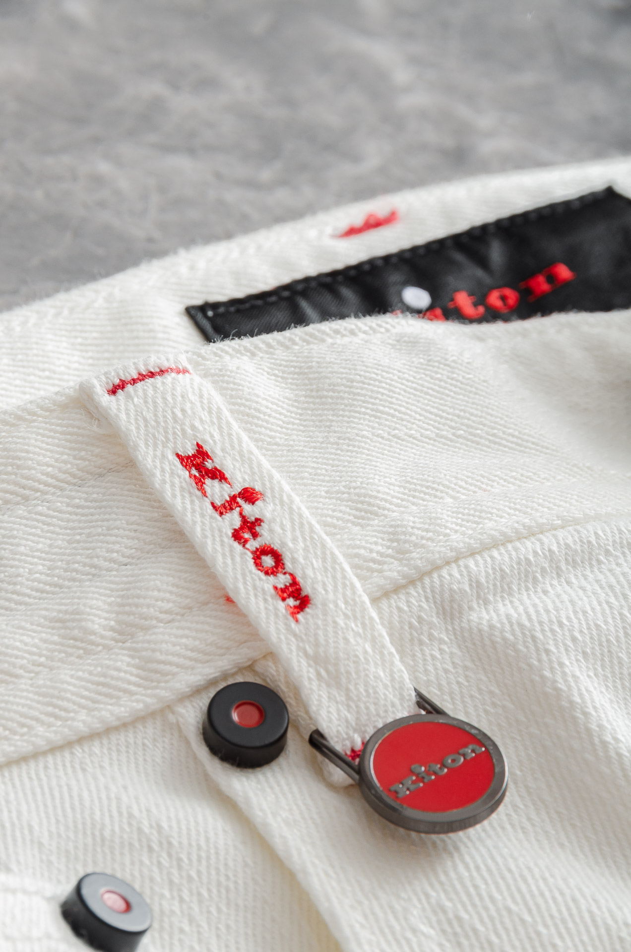 Kit# on 男士时装款商务休闲丹宁牛仔裤最新出品，巴黎秀场演绎款！！高端奢华且非常牛掰的一款丹宁裤装